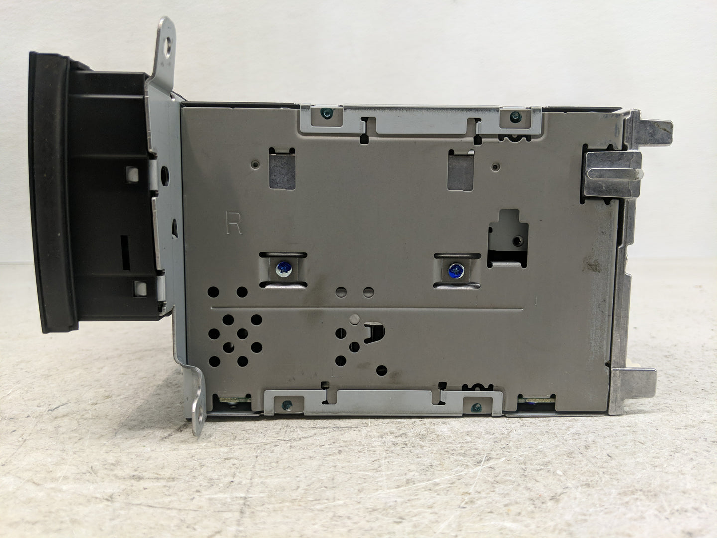2009 Audi A4 Radio AM FM Cd Player Receiver Replacement P/N:8T1 035 195 L Fits OEM Used Auto Parts - Oemusedautoparts1.com