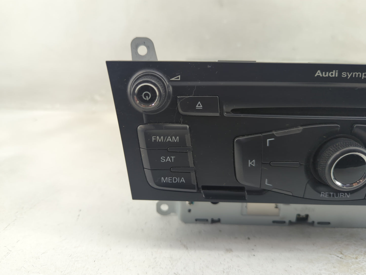 2009 Audi A4 Radio AM FM Cd Player Receiver Replacement P/N:8T1 035 195 L Fits OEM Used Auto Parts - Oemusedautoparts1.com