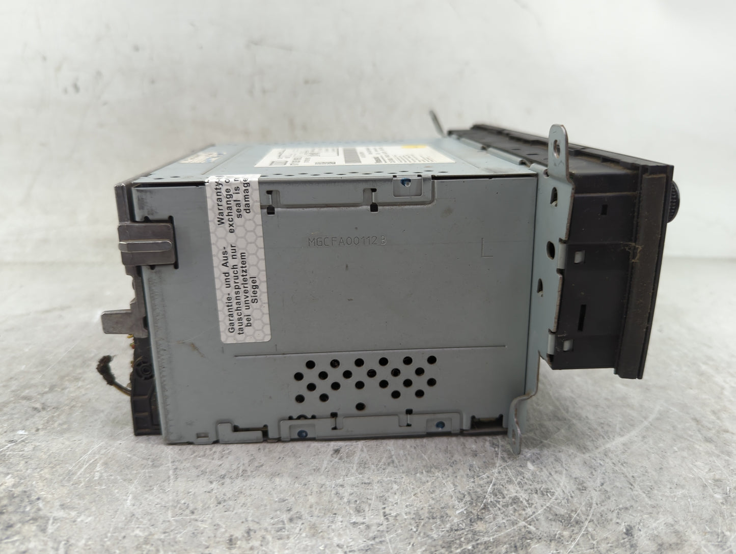 2009 Audi A4 Radio AM FM Cd Player Receiver Replacement P/N:8T1035195L CQ-EA1862G Fits OEM Used Auto Parts - Oemusedautopart