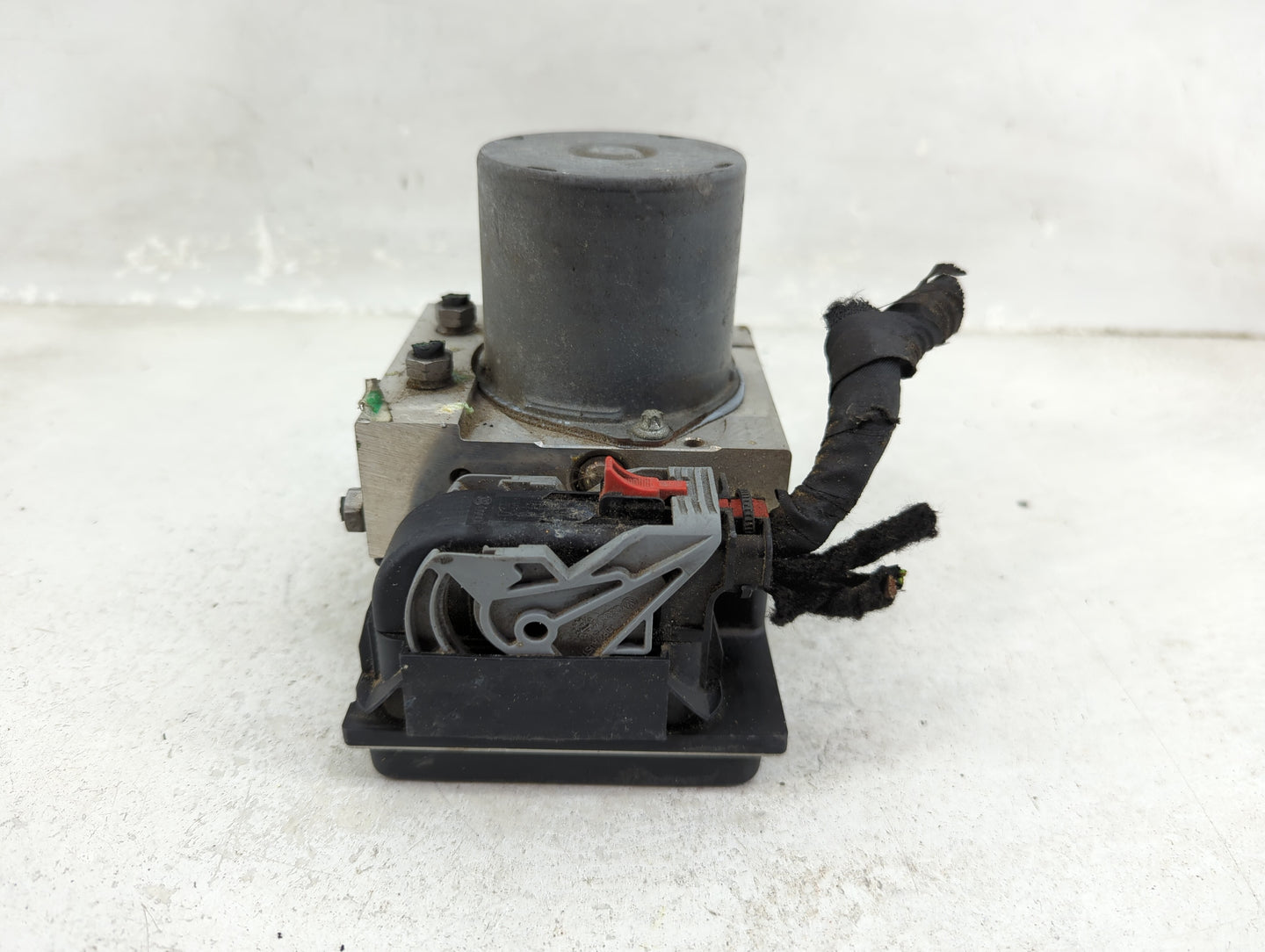 2009-2010 Audi A4 ABS Pump Control Module Replacement P/N:8K0 907 379 AB Fits Fits 2009 2010 OEM Used Auto Parts - Oemusedau