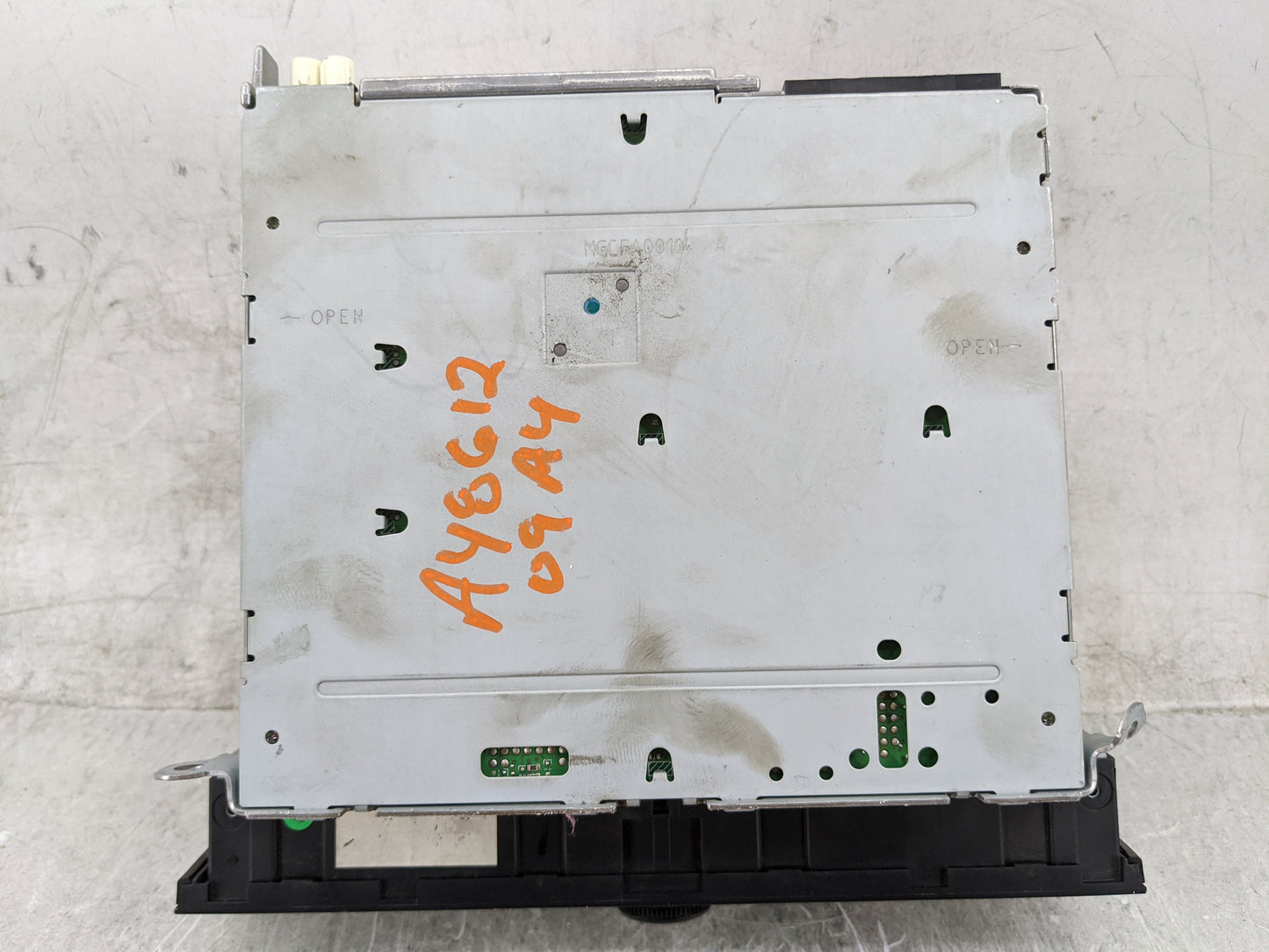 2009 Audi A4 Radio AM FM Cd Player Receiver Replacement P/N:8T1035195L CQ-EA1862G Fits OEM Used Auto Parts - Oemusedautopart