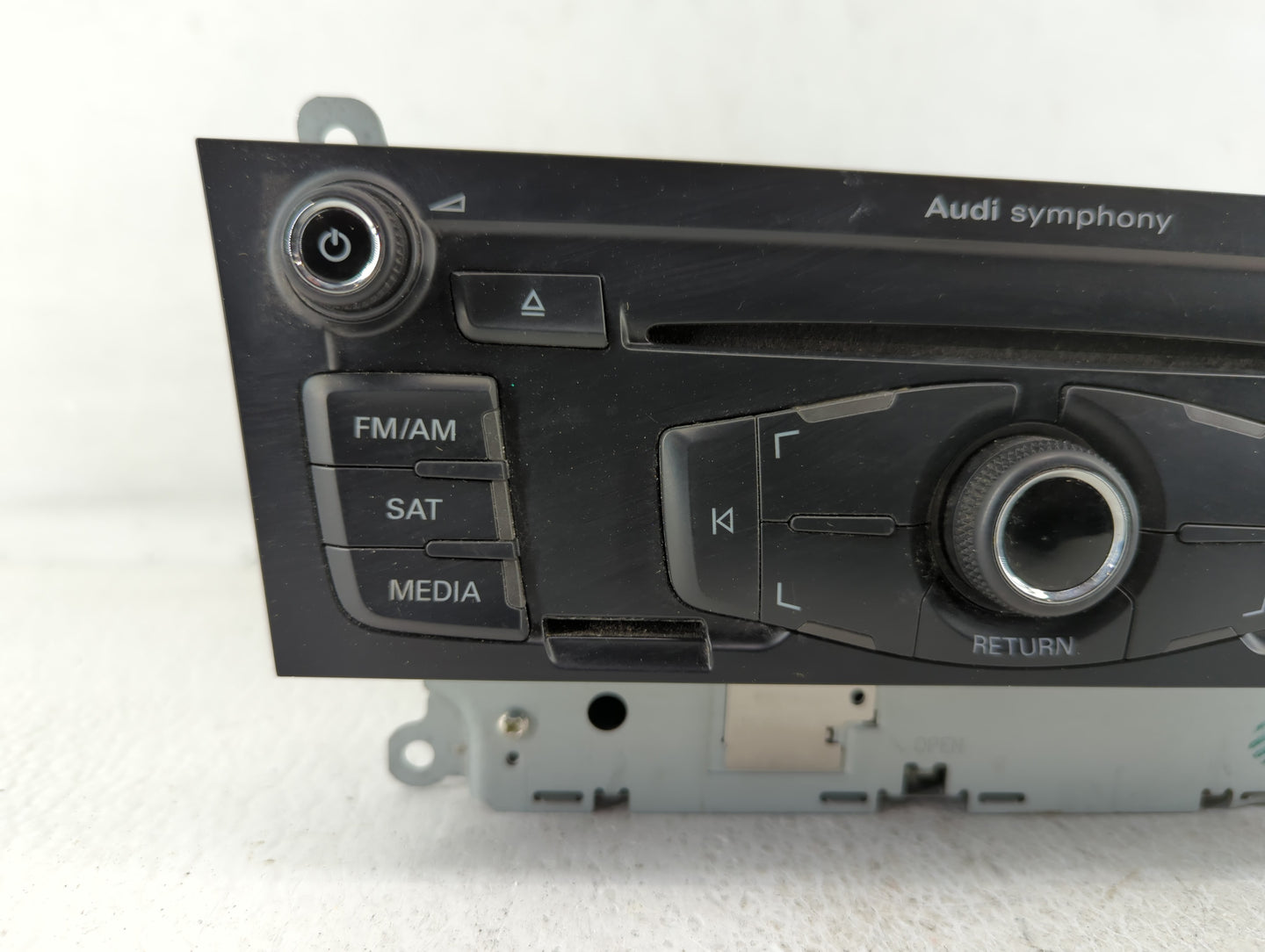 2009 Audi A4 Radio AM FM Cd Player Receiver Replacement P/N:8T1 035 195 L Fits OEM Used Auto Parts - Oemusedautoparts1.com