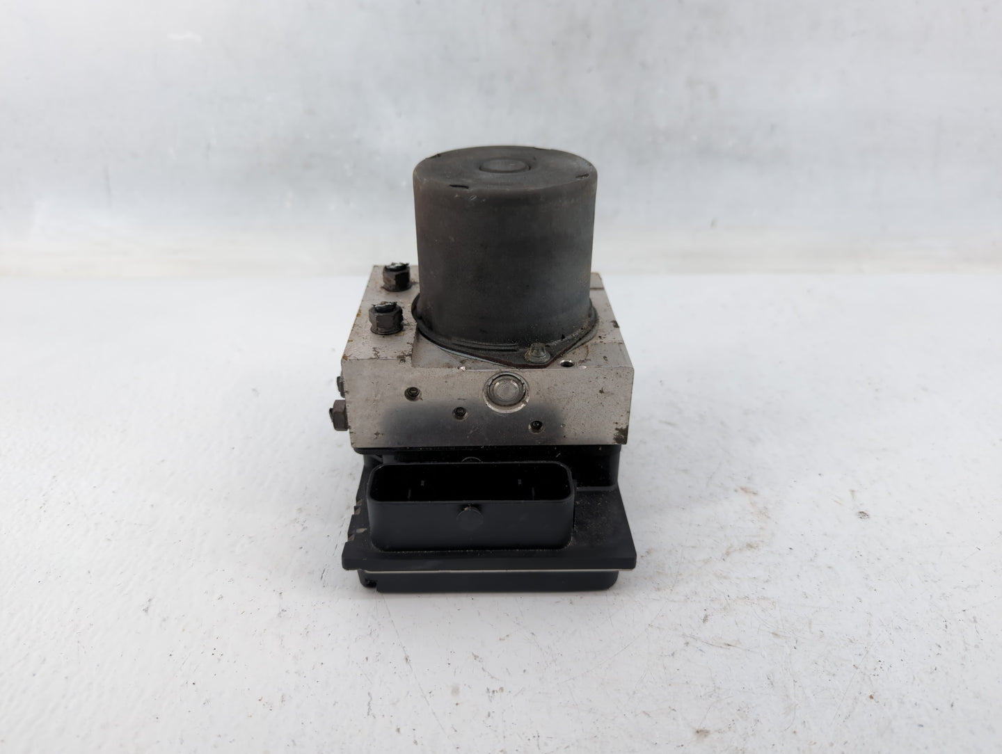 2009-2010 Audi A4 ABS Pump Control Module Replacement P/N:8K0 614 517 B0 Fits Fits 2009 2010 OEM Used Auto Parts - Oemusedau