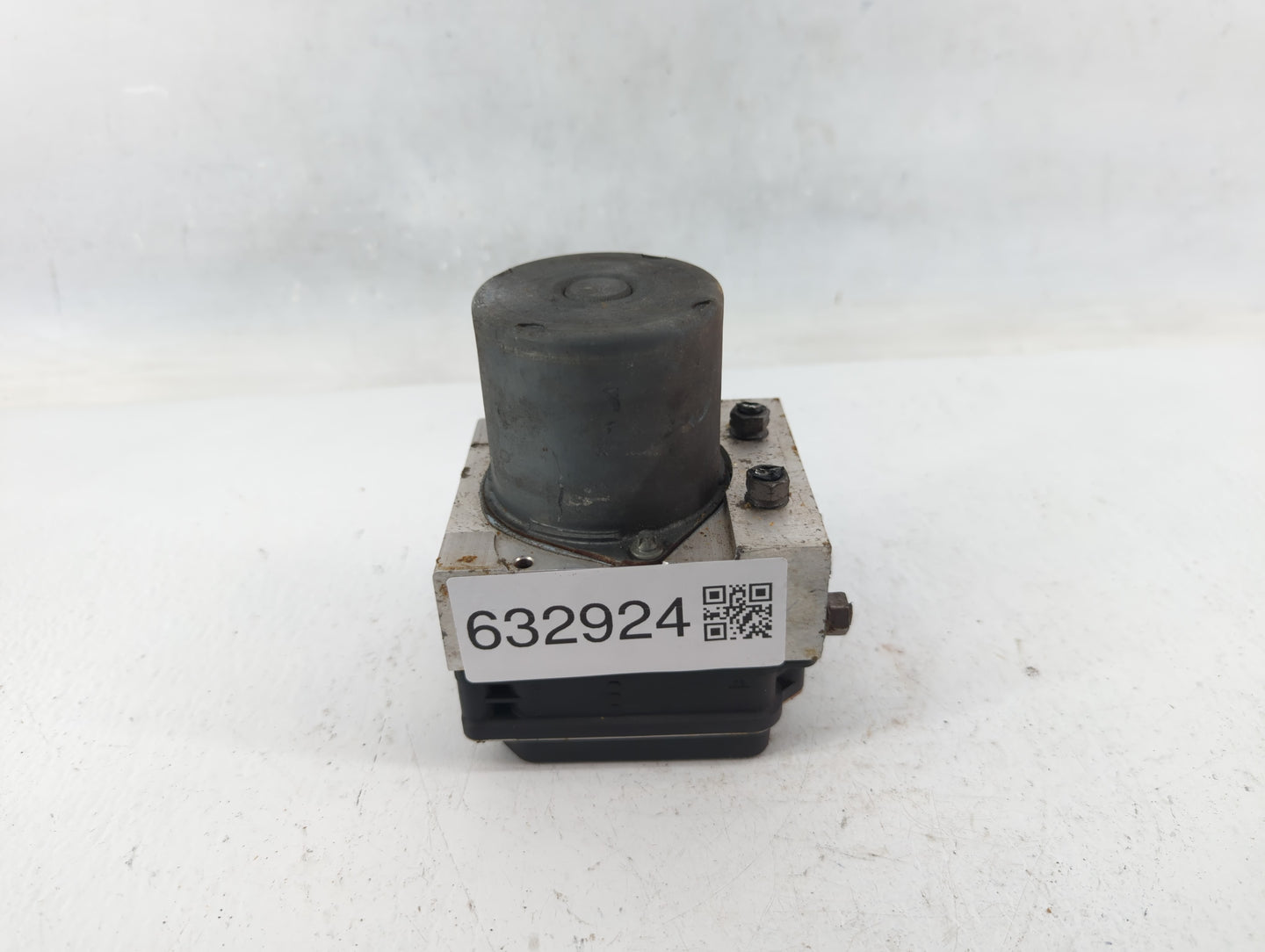 2009-2010 Audi A4 ABS Pump Control Module Replacement P/N:8K0 614 517 B0 Fits Fits 2009 2010 OEM Used Auto Parts - Oemusedau