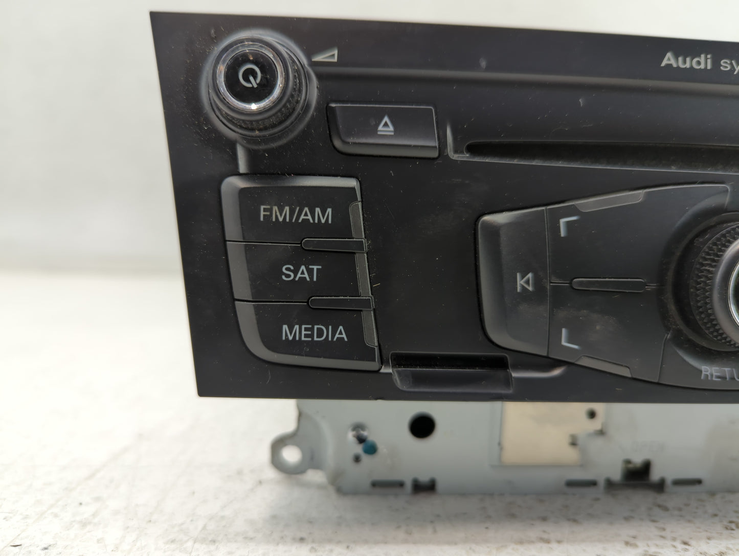 2009 Audi A4 Radio AM FM Cd Player Receiver Replacement P/N:8T1 035 195 L Fits OEM Used Auto Parts - Oemusedautoparts1.com