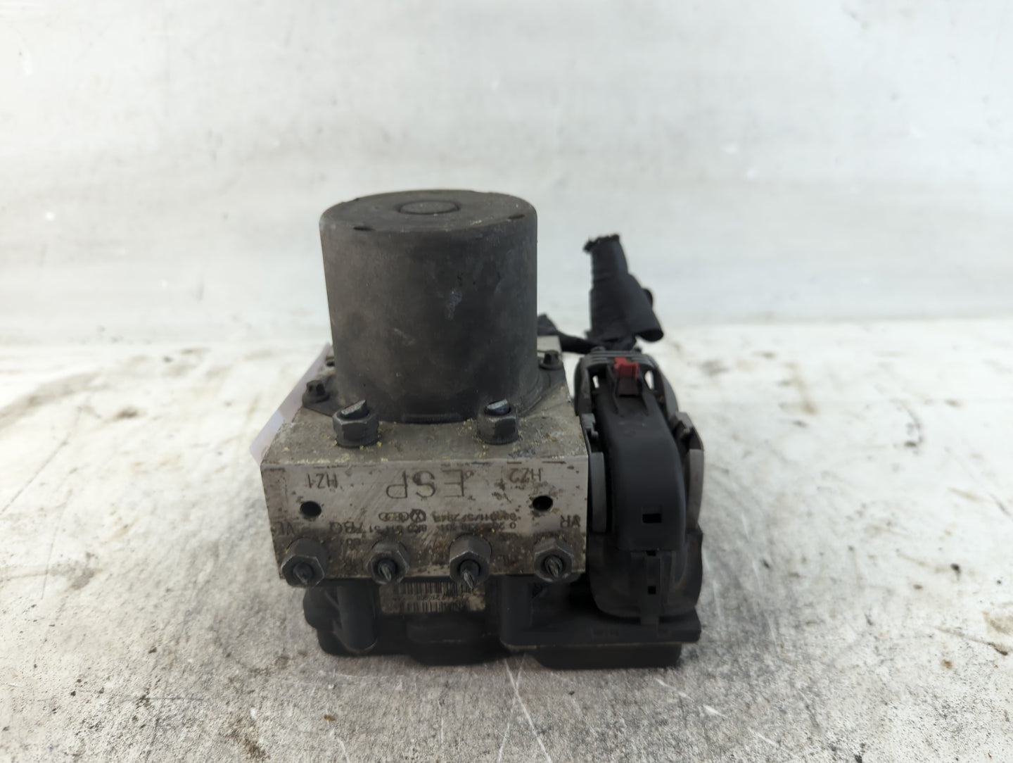 2009-2010 Audi A4 ABS Pump Control Module Replacement P/N:8K0 614 517 B0 Fits Fits 2009 2010 OEM Used Auto Parts - Oemusedau