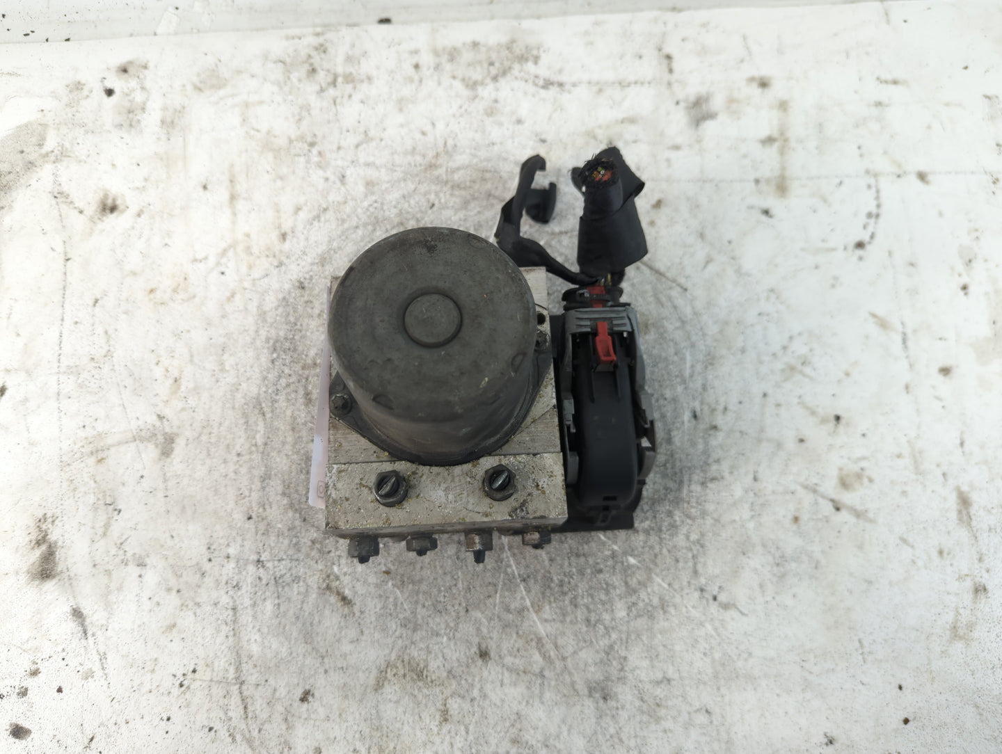 2009-2010 Audi A4 ABS Pump Control Module Replacement P/N:8K0 614 517 B0 Fits Fits 2009 2010 OEM Used Auto Parts - Oemusedau