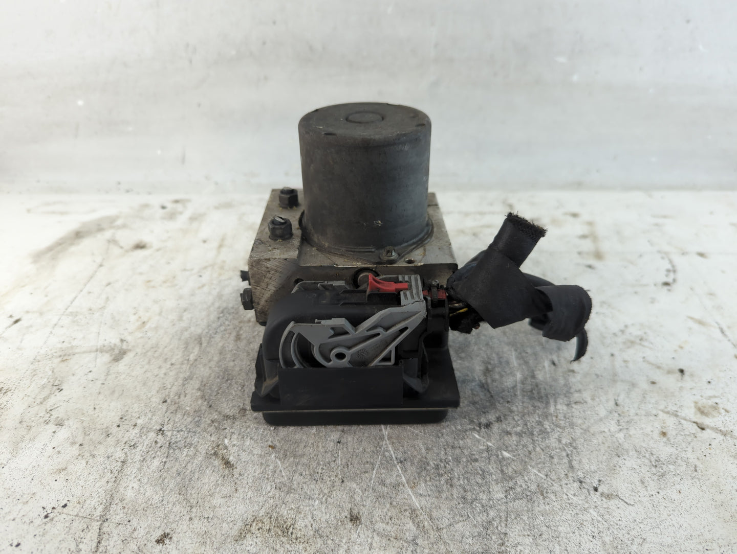 2009-2010 Audi A4 ABS Pump Control Module Replacement P/N:8K0 614 517 B0 Fits Fits 2009 2010 OEM Used Auto Parts - Oemusedau