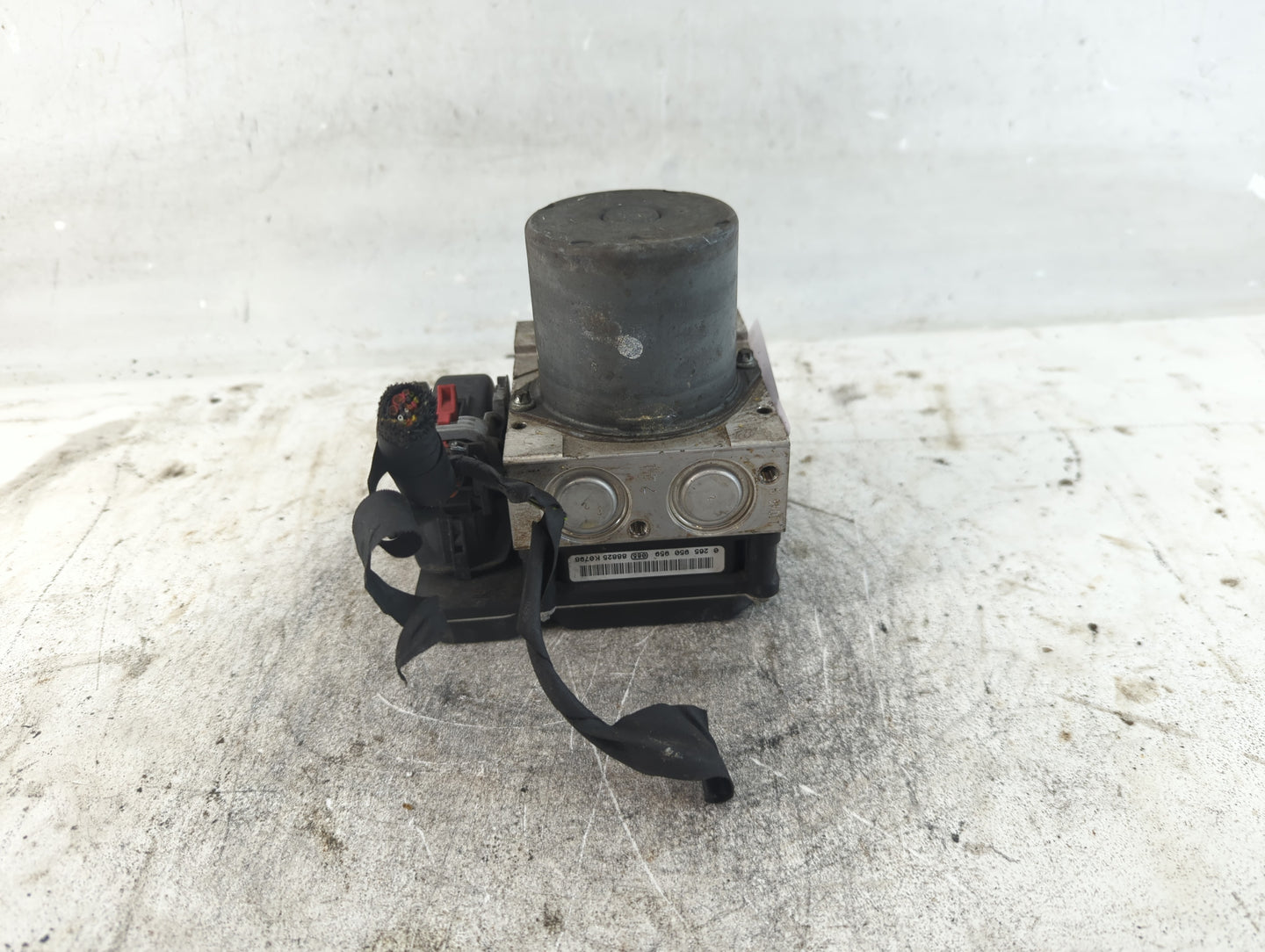 2009-2010 Audi A4 ABS Pump Control Module Replacement P/N:8K0 614 517 B0 Fits Fits 2009 2010 OEM Used Auto Parts - Oemusedau