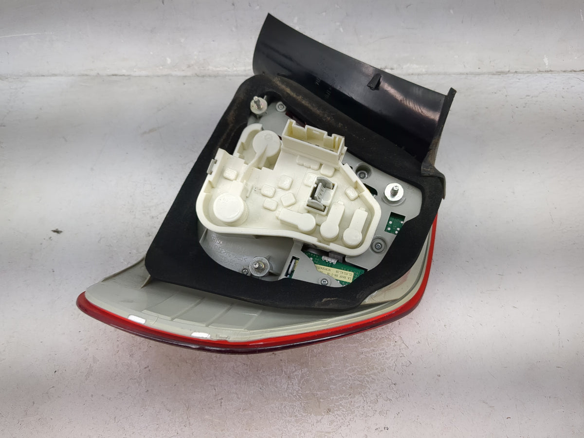 2009-2011 Bmw 328 Tail Light Assembly Driver Left OEM P/N:7 289 429 21835512 Fits Fits 2009 2010 2011 OEM Used Auto Parts - 