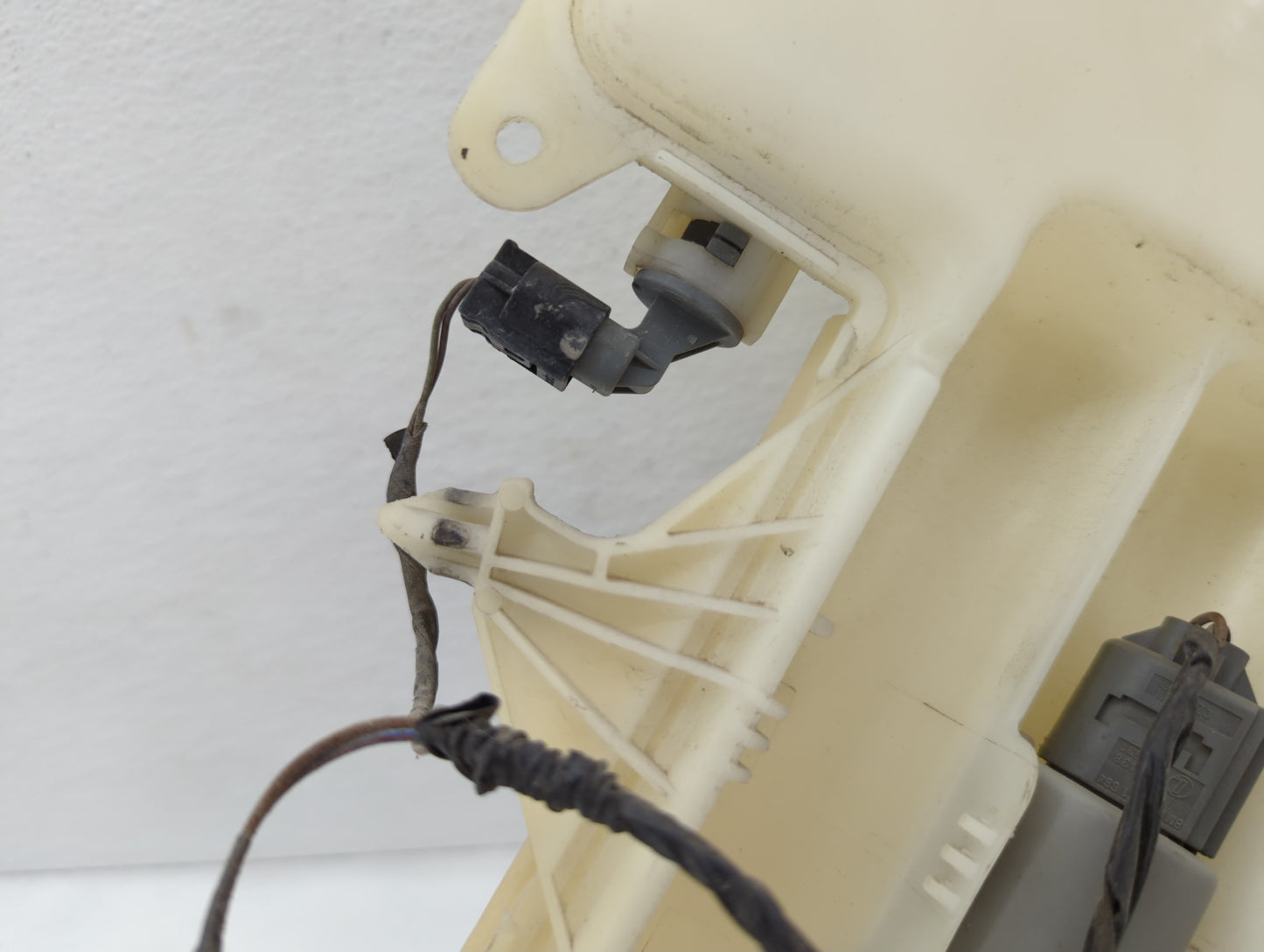 2007-2013 Bmw 328i Windshield Washer Fluid Reservoir Bottle Oem - Oemusedautoparts1.com