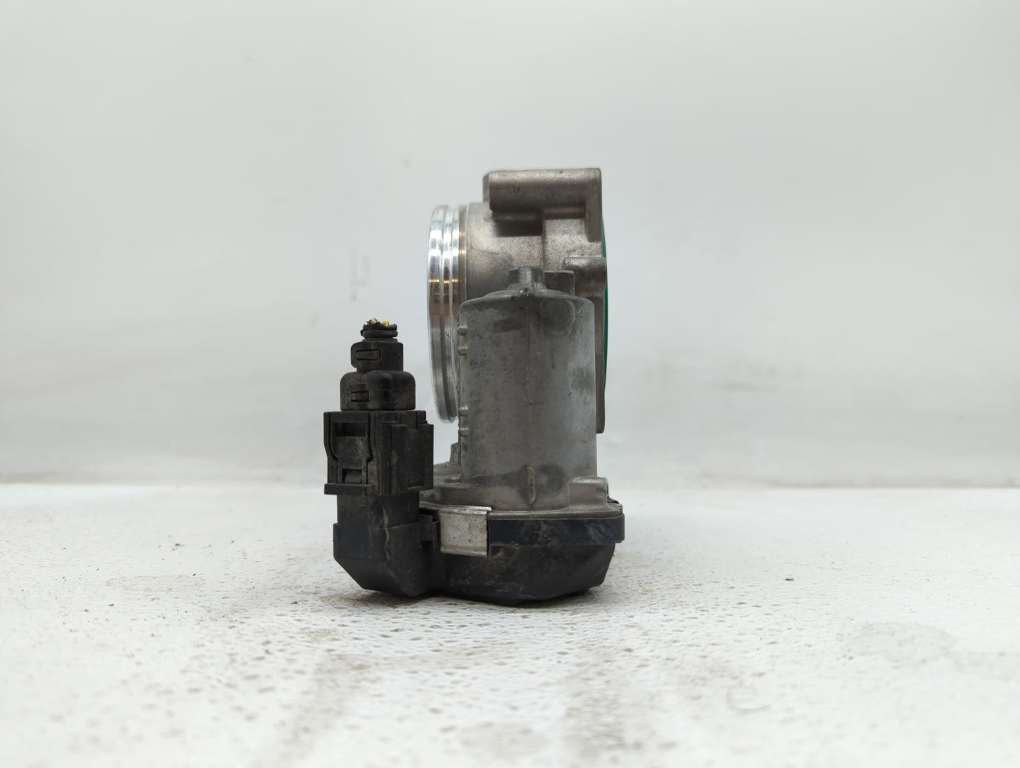 2007-2013 Bmw 328i Throttle Body P/N:7 556 118 1354 7556118 Fits Fits 2007 2008 2009 2010 2011 2012 2013 OEM Used Auto Parts