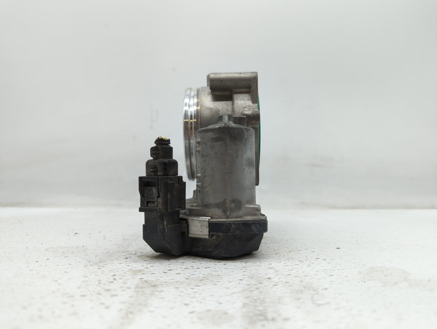 2007-2013 Bmw 328i Throttle Body P/N:7 556 118 1354 7556118 Fits Fits 2007 2008 2009 2010 2011 2012 2013 OEM Used Auto Parts