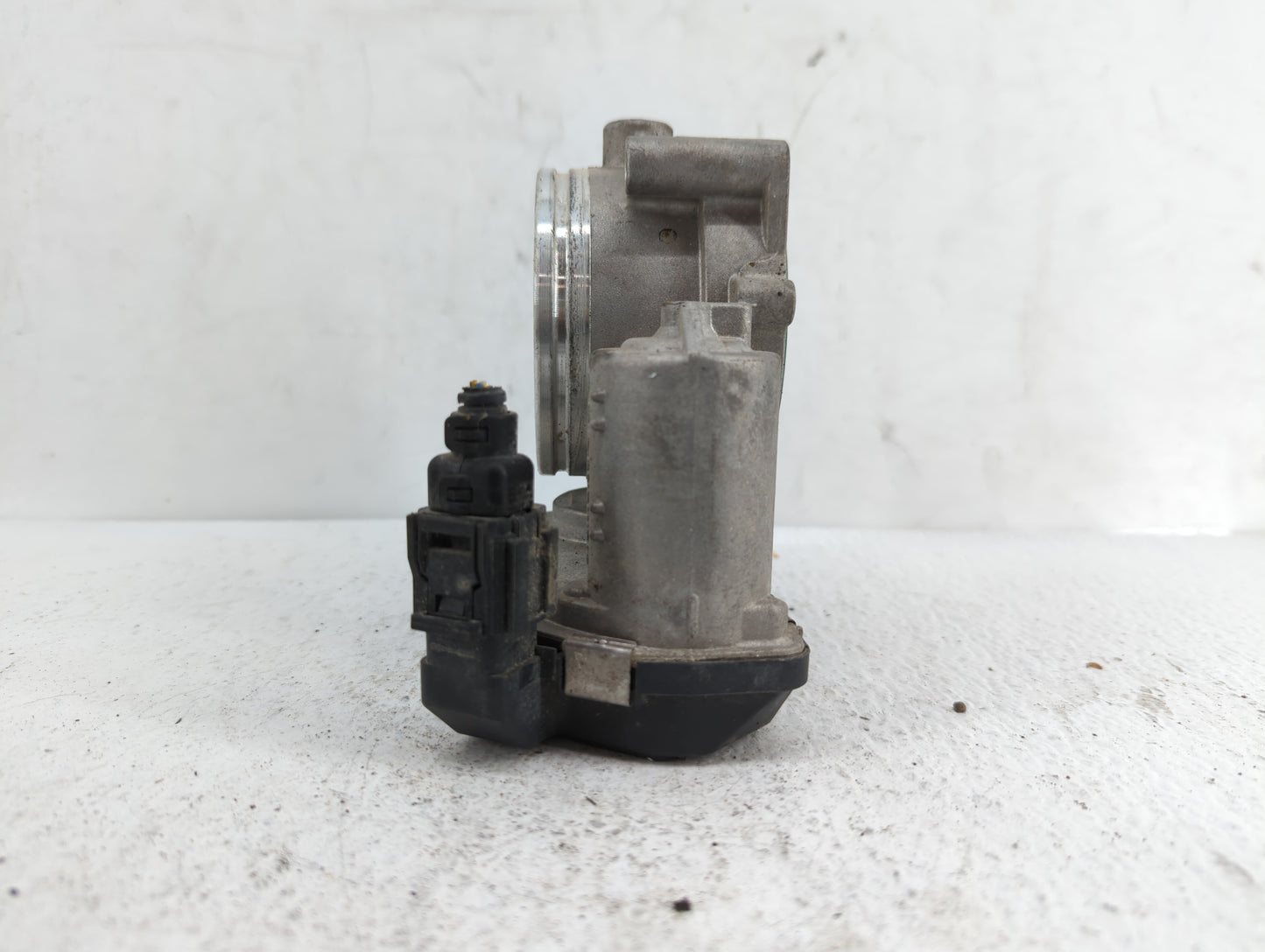 2008-2011 Bmw 528i Throttle Body P/N:7 556 118 1354 7556118 Fits Fits 2007 2008 2009 2010 2011 2012 2013 OEM Used Auto Parts