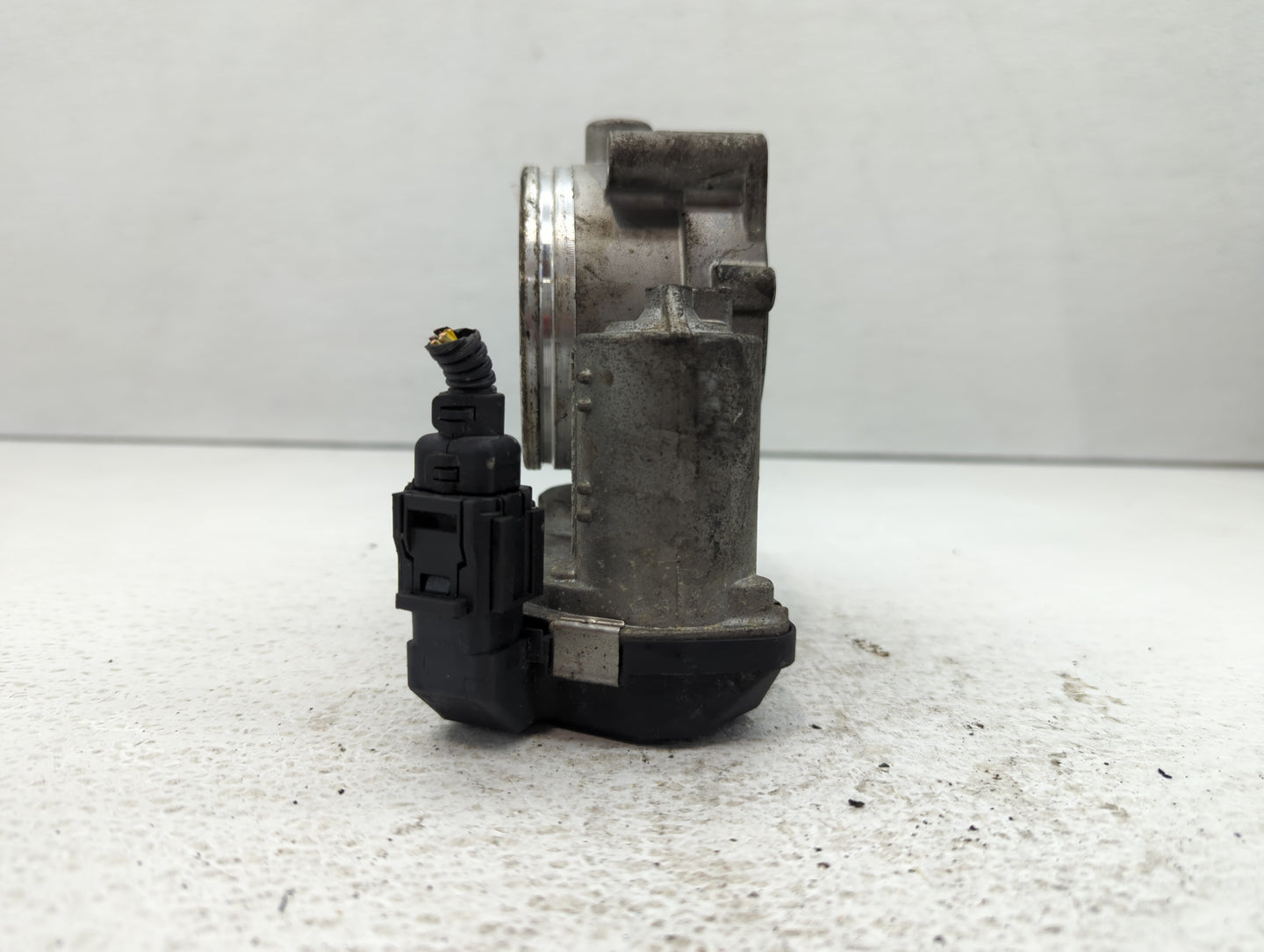 2008-2011 Bmw 528i Throttle Body P/N:A2C53112155 7 556 118 Fits Fits 2007 2008 2009 2010 2011 2012 2013 OEM Used Auto Parts 