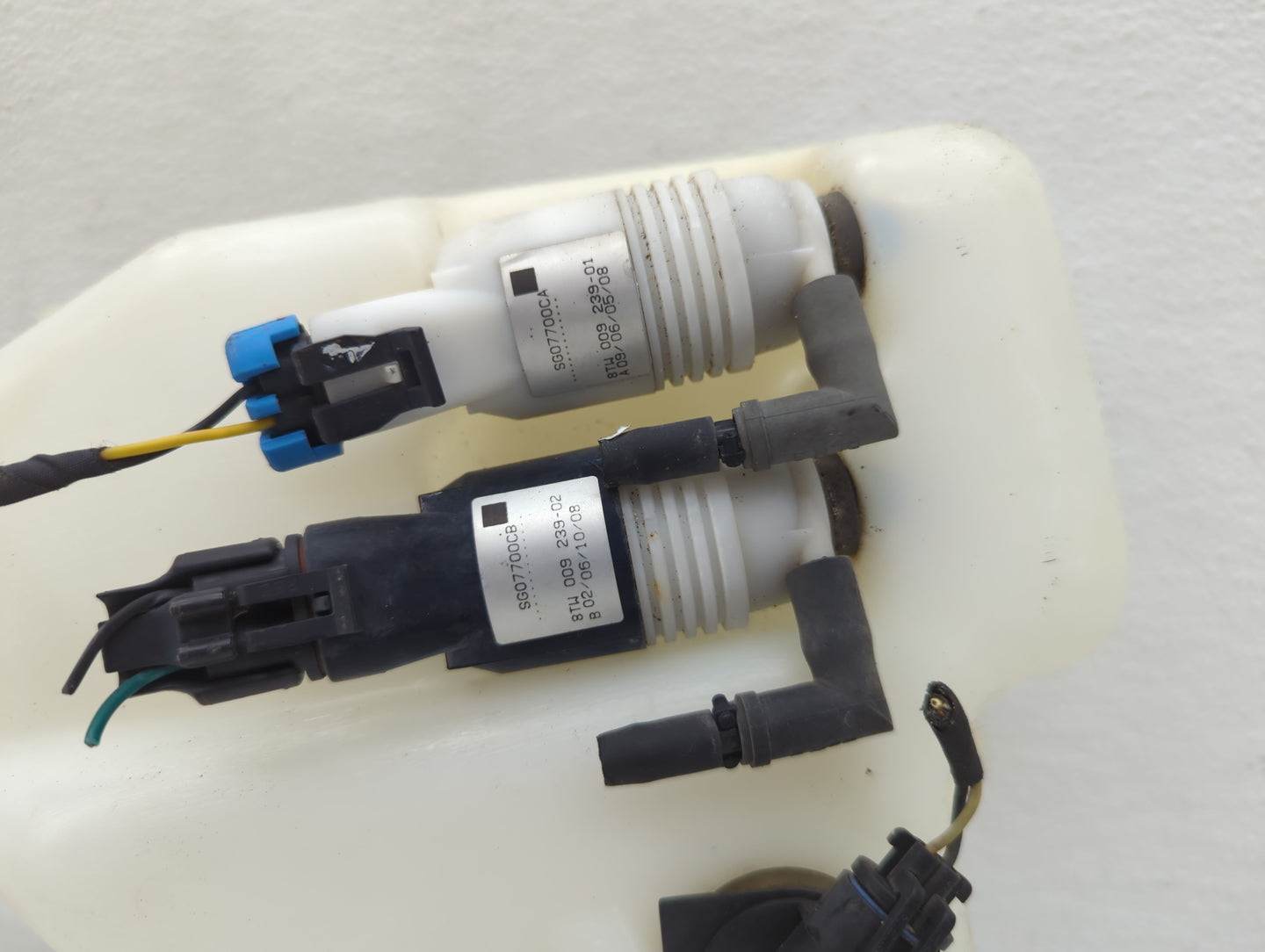 2008-2009 Buick Enclave Windshield Washer Fluid Reservoir Bottle Oem - Oemusedautoparts1.com
