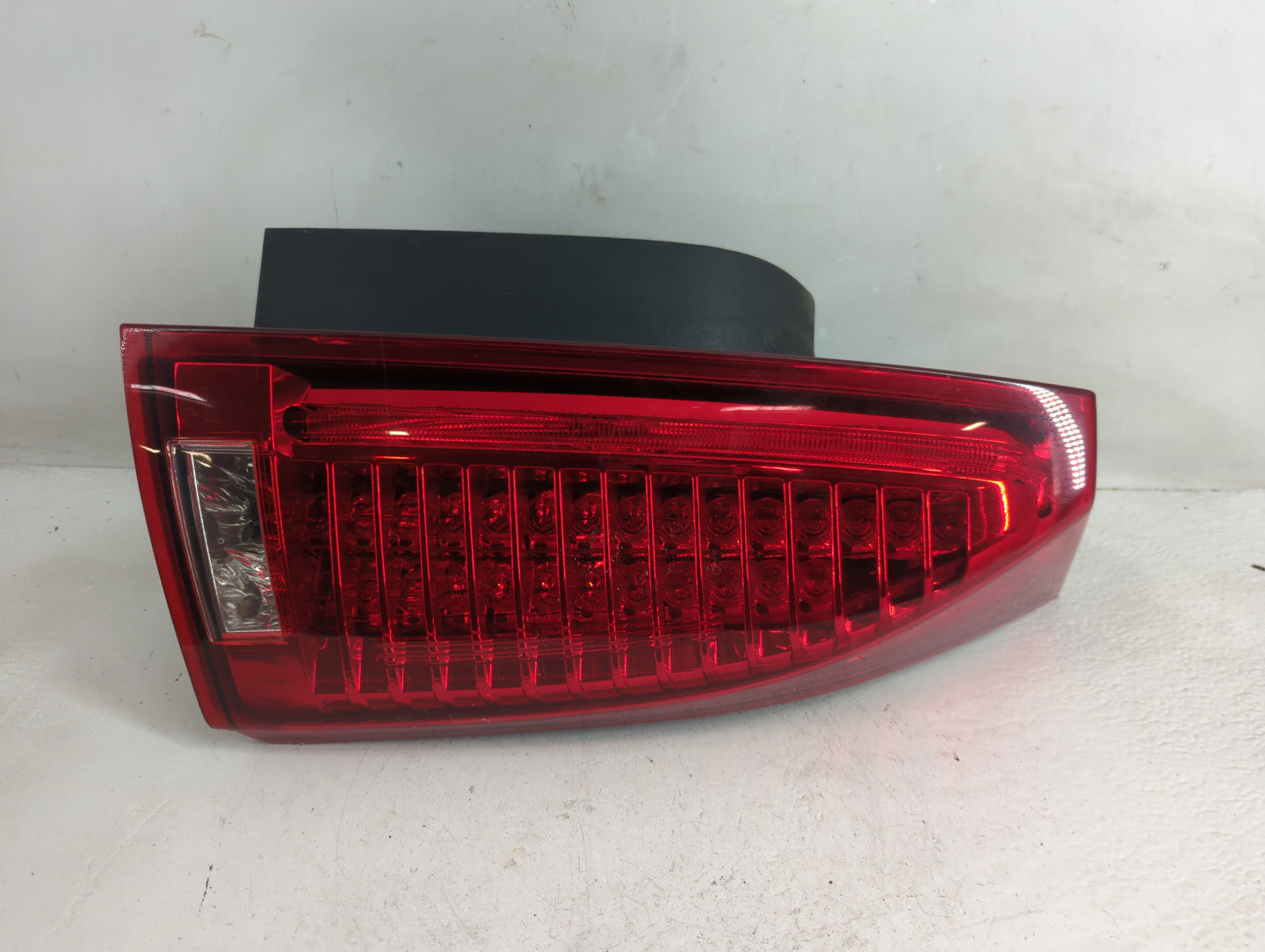 2008-2014 Cadillac Cts Tail Light Assembly Passenger Right OEM P/N:VP8G9X-13B504-B VP8G9X-13B504-A Fits OEM Used Auto Parts 