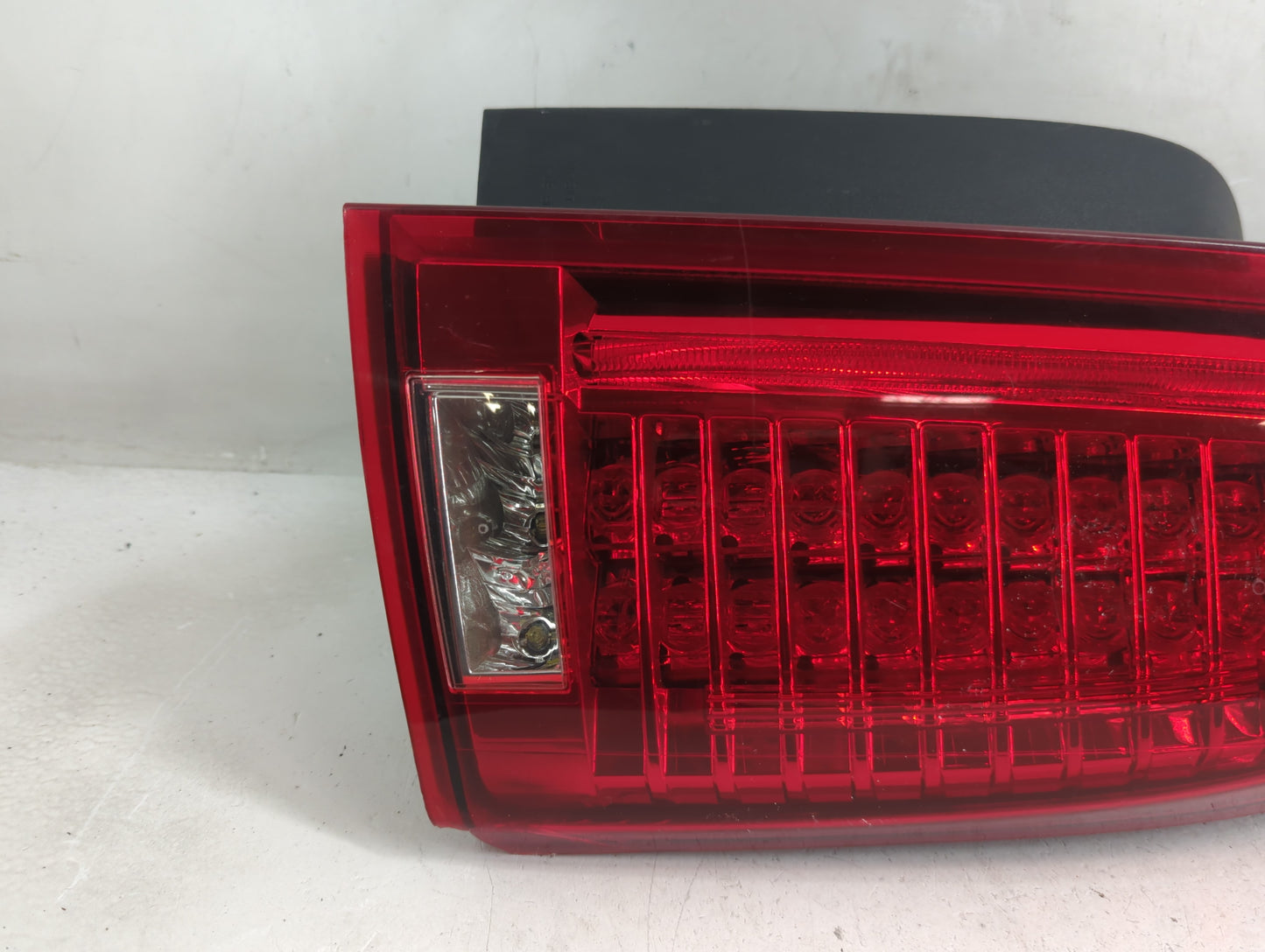 2008-2014 Cadillac Cts Tail Light Assembly Passenger Right OEM P/N:VP8G9X-13B504-B VP8G9X-13B504-A Fits OEM Used Auto Parts 