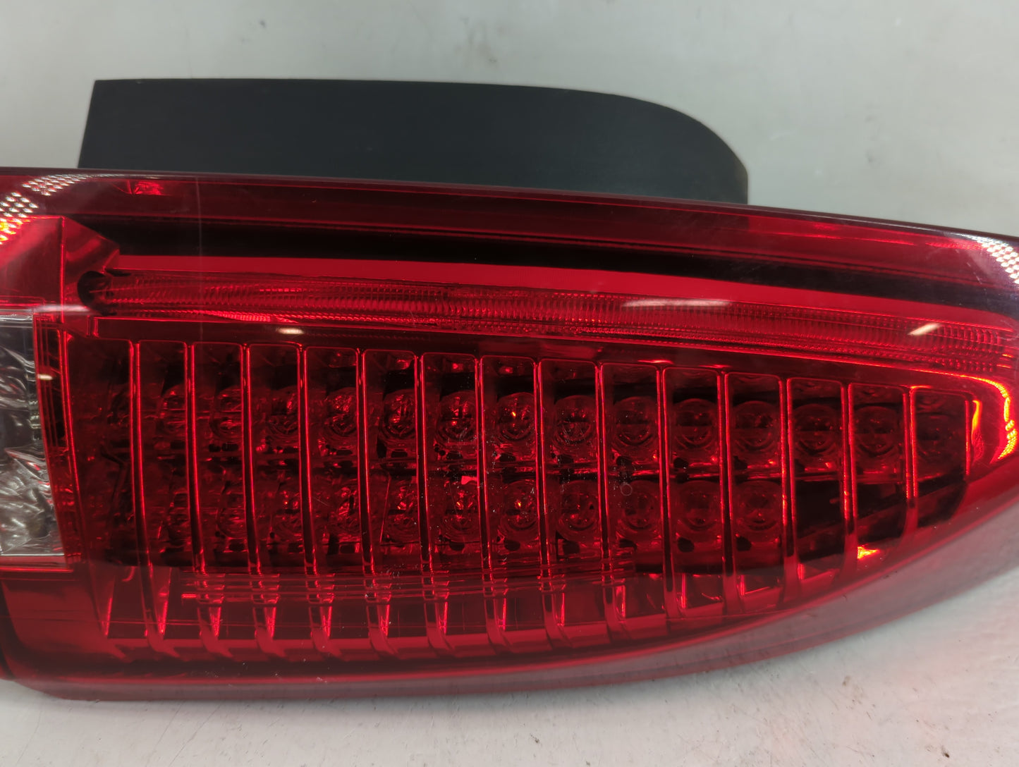 2008-2014 Cadillac Cts Tail Light Assembly Passenger Right OEM P/N:VP8G9X-13B504-B VP8G9X-13B504-A Fits OEM Used Auto Parts 