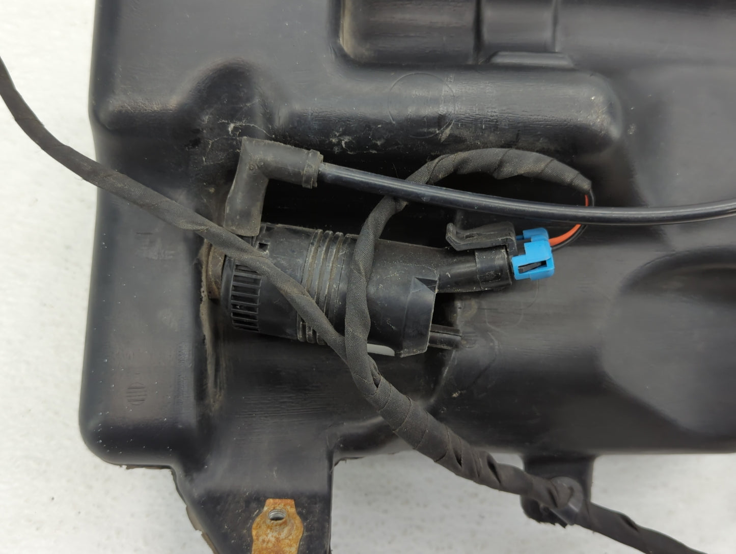 2009 Cadillac Cts Windshield Washer Fluid Reservoir Bottle Oem - Oemusedautoparts1.com