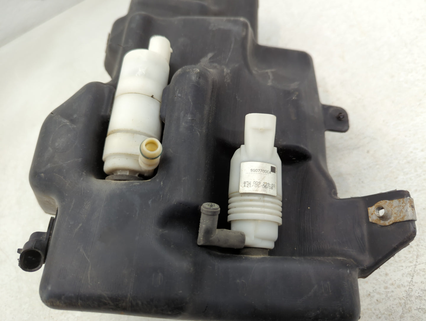 2008-2009 Cadillac Cts Windshield Washer Fluid Reservoir Bottle Oem - Oemusedautoparts1.com