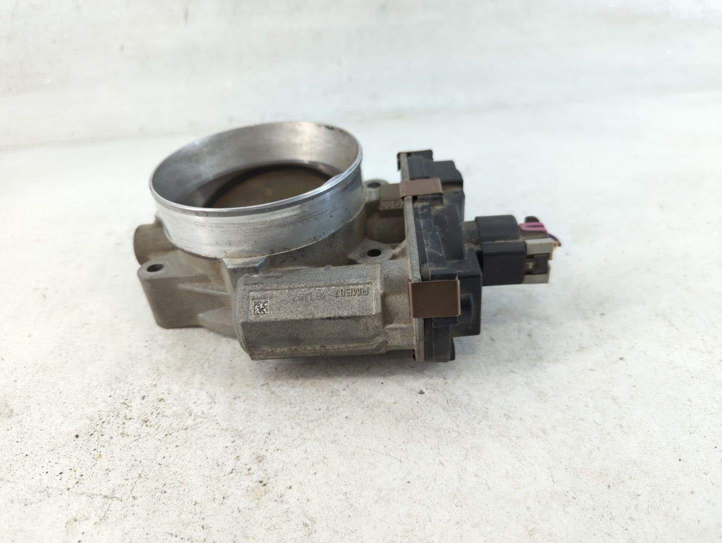 2009-2014 Cadillac Escalade Esv Throttle Body P/N:RME87-3B Fits Fits 2009 2010 2011 2012 2013 2014 2015 OEM Used Auto Parts 