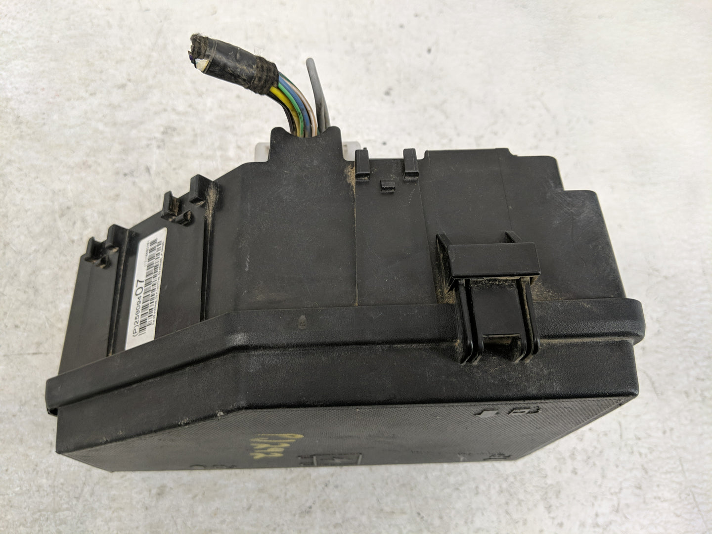 2009 Cadillac Srx Fusebox Fuse Box Panel Relay Module P/N:25909407 Fits OEM Used Auto Parts - Oemusedautoparts1.com