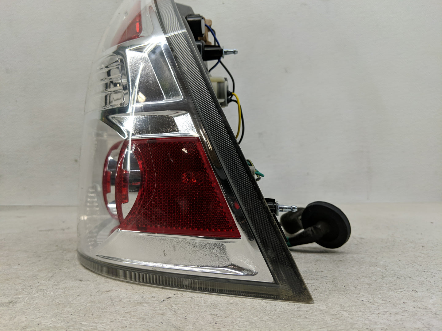 2009-2011 Chevrolet Aveo Tail Light Assembly Passenger Right OEM P/N:11-6333B Fits Fits 2009 2010 2011 OEM Used Auto Parts -