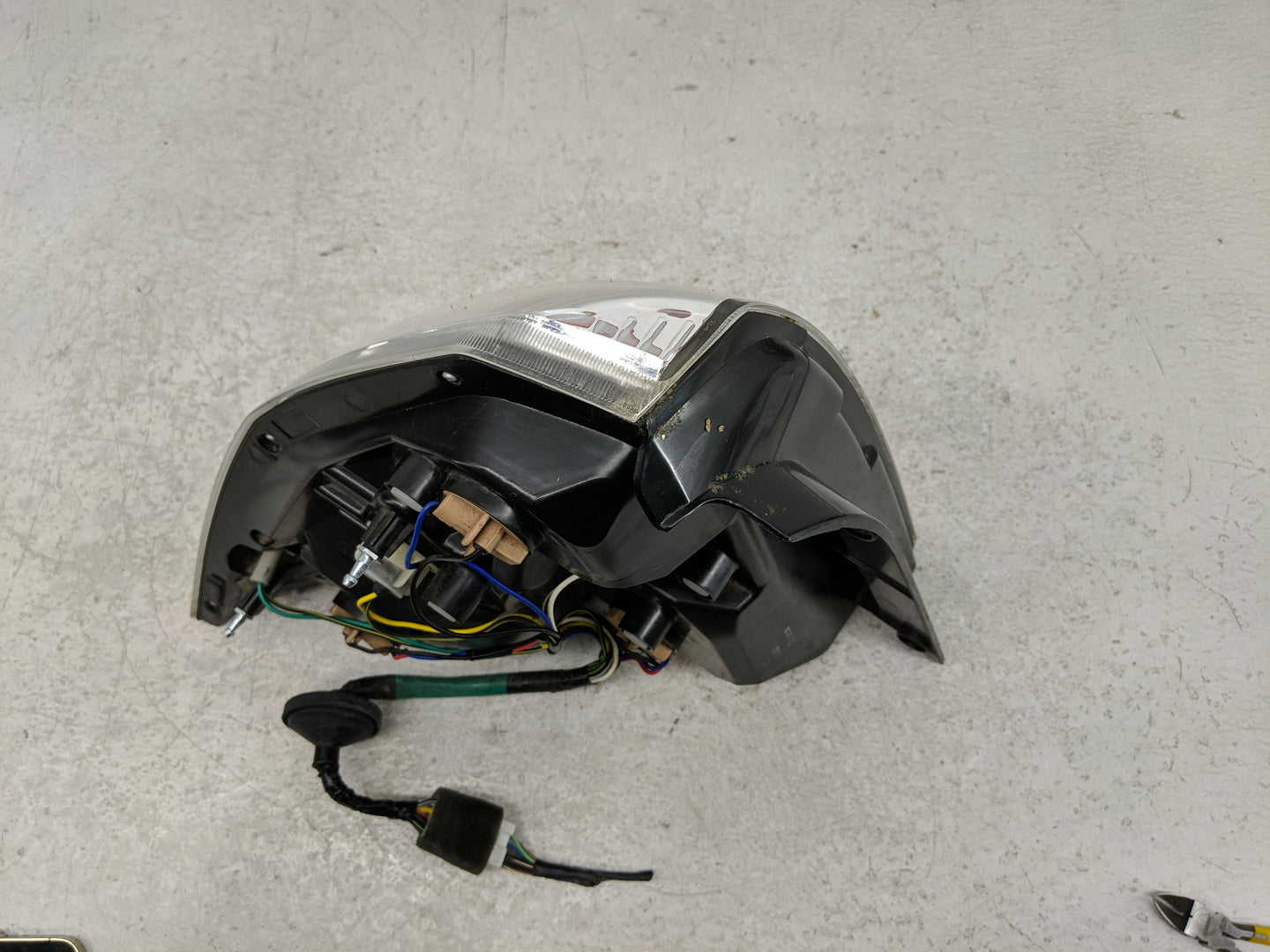 2009-2011 Chevrolet Aveo Tail Light Assembly Passenger Right OEM P/N:11-6333B Fits Fits 2009 2010 2011 OEM Used Auto Parts -