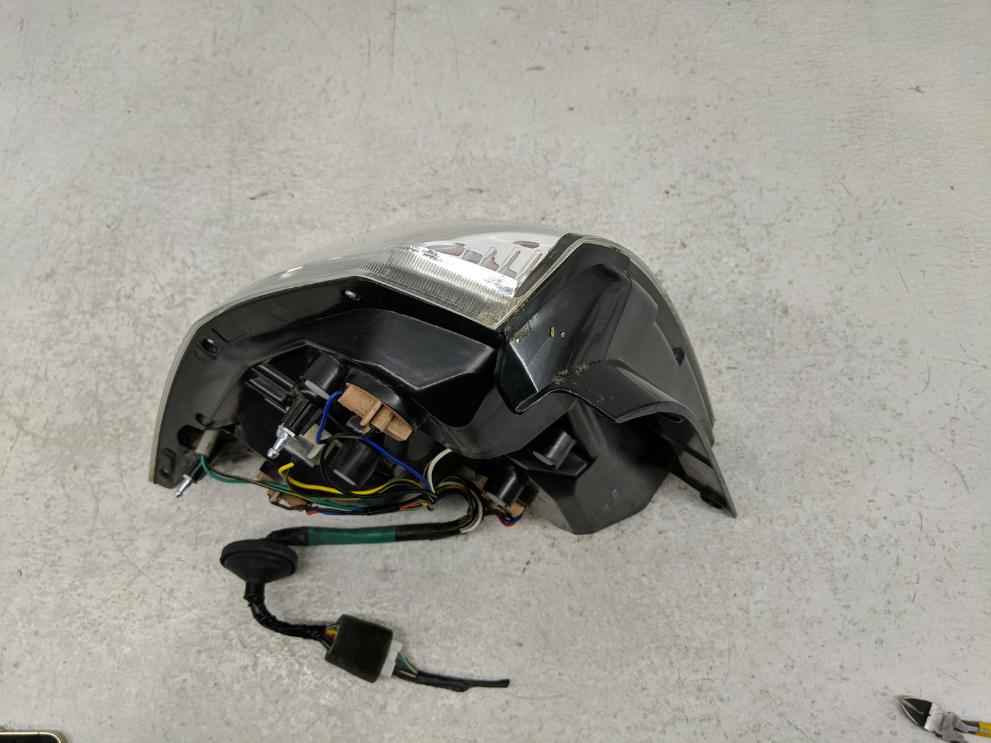 2009-2011 Chevrolet Aveo Tail Light Assembly Passenger Right OEM P/N:11-6333B Fits Fits 2009 2010 2011 OEM Used Auto Parts -