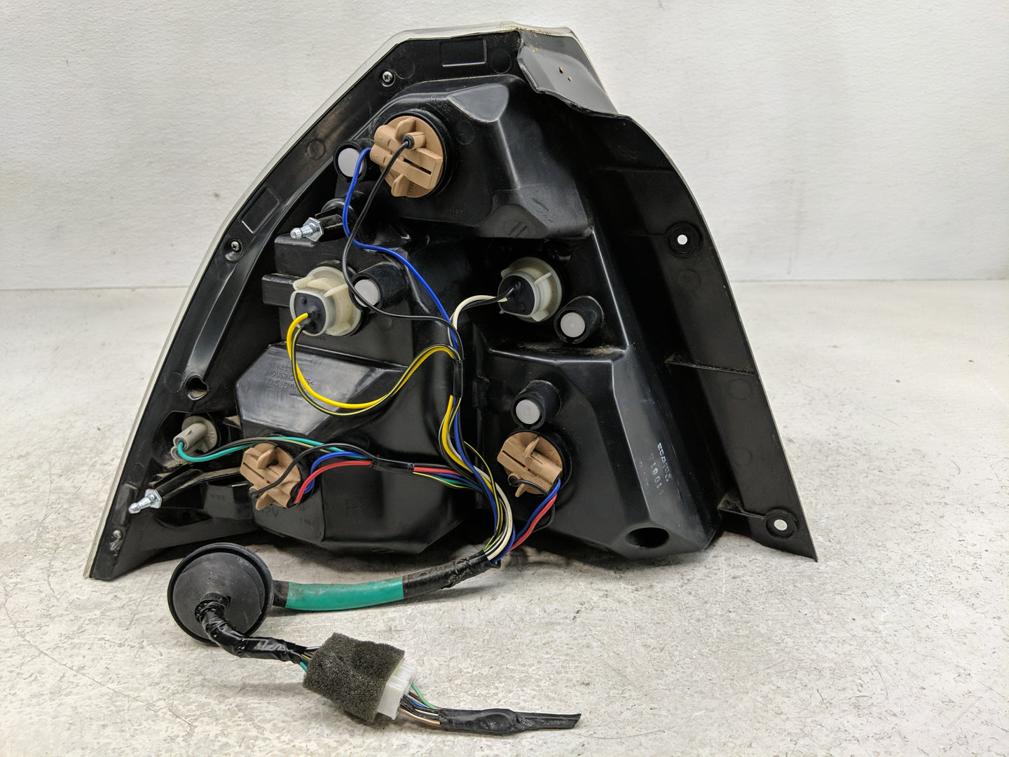 2009-2011 Chevrolet Aveo Tail Light Assembly Passenger Right OEM P/N:11-6333B Fits Fits 2009 2010 2011 OEM Used Auto Parts -