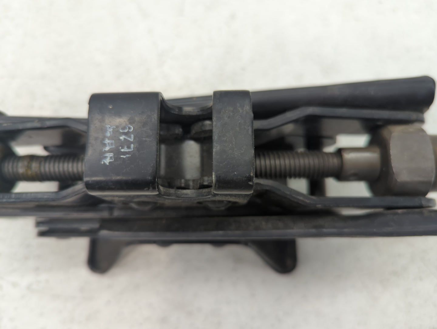2009 Chevrolet Aveo Spare Scissor Car Jack - Oemusedautoparts1.com
