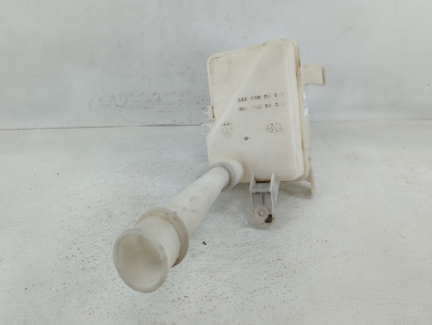2009-2011 Chevrolet Aveo Windshield Washer Fluid Reservoir Bottle Oem - Oemusedautoparts1.com