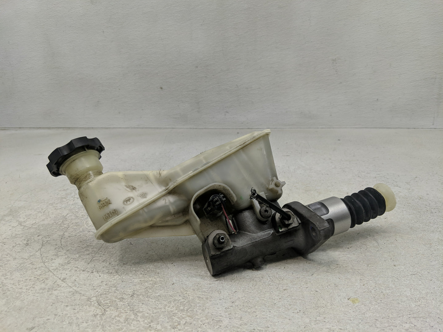2009-2010 Chevrolet Cobalt Brake Master Cylinder - Oemusedautoparts1.com