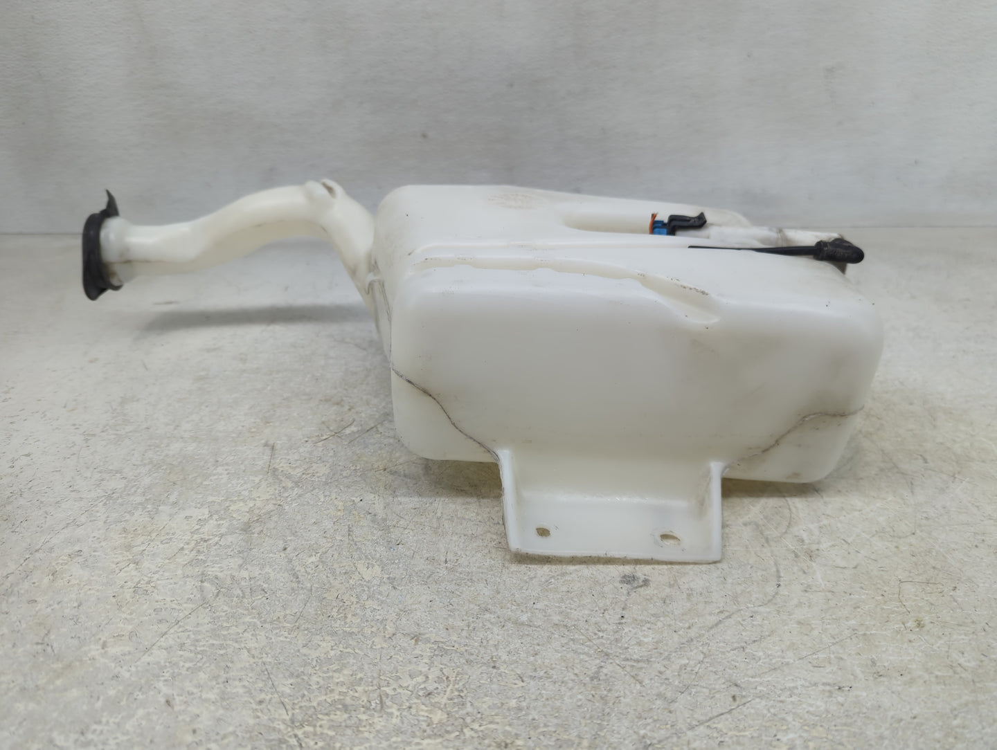 2005-2010 Chevrolet Cobalt Windshield Washer Fluid Reservoir Bottle Oem - Oemusedautoparts1.com