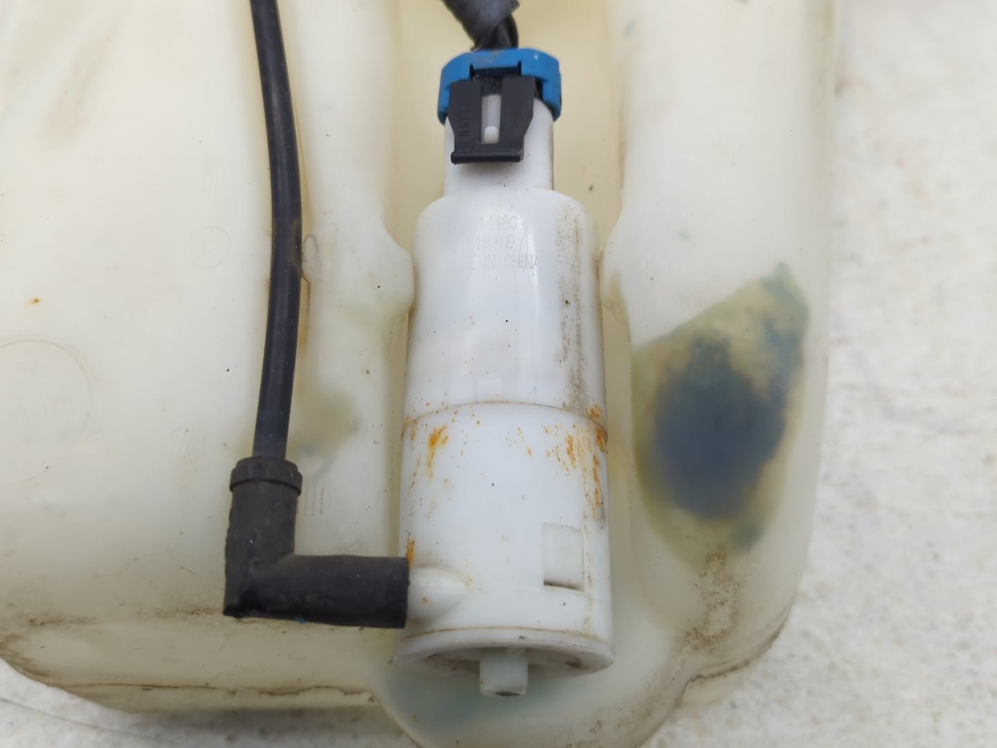 2005 Chevrolet Cobalt Radiator Coolant Overflow Expansion Tank Bottle - Oemusedautoparts1.com