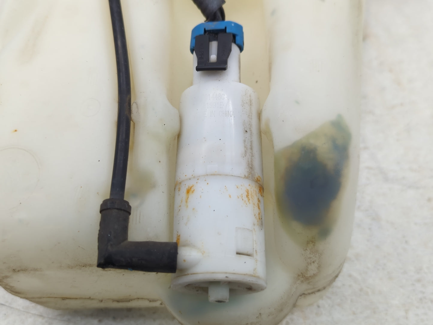 2005 Chevrolet Cobalt Radiator Coolant Overflow Expansion Tank Bottle - Oemusedautoparts1.com