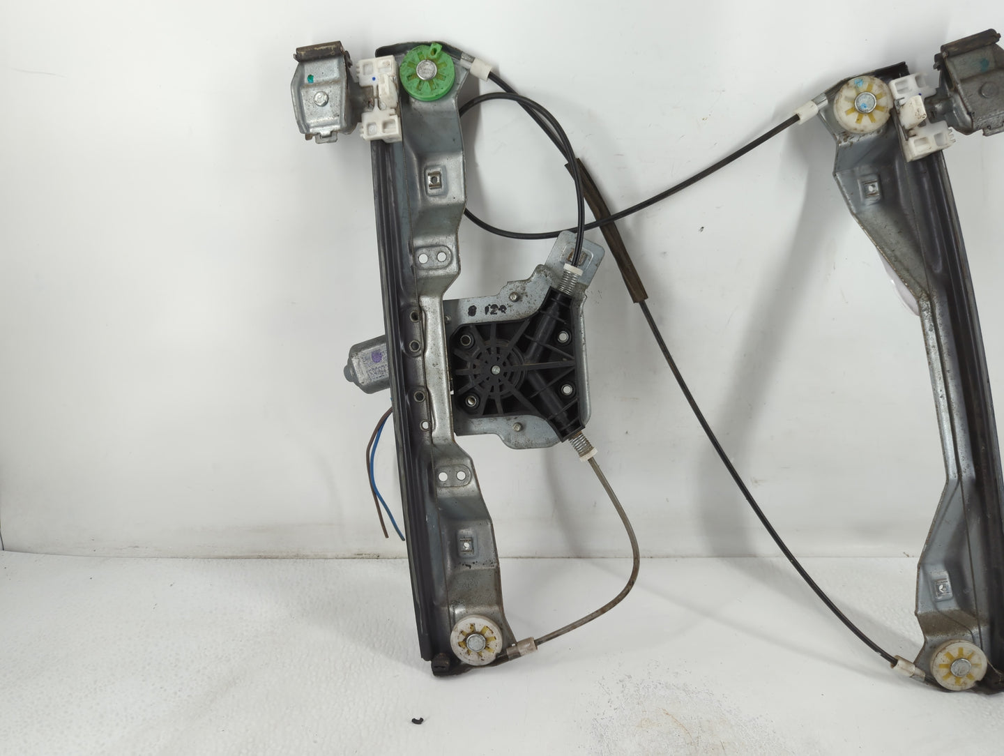 2005-2010 Chevrolet Cobalt Passenger Front Right Power Window Motor - Oemusedautoparts1.com