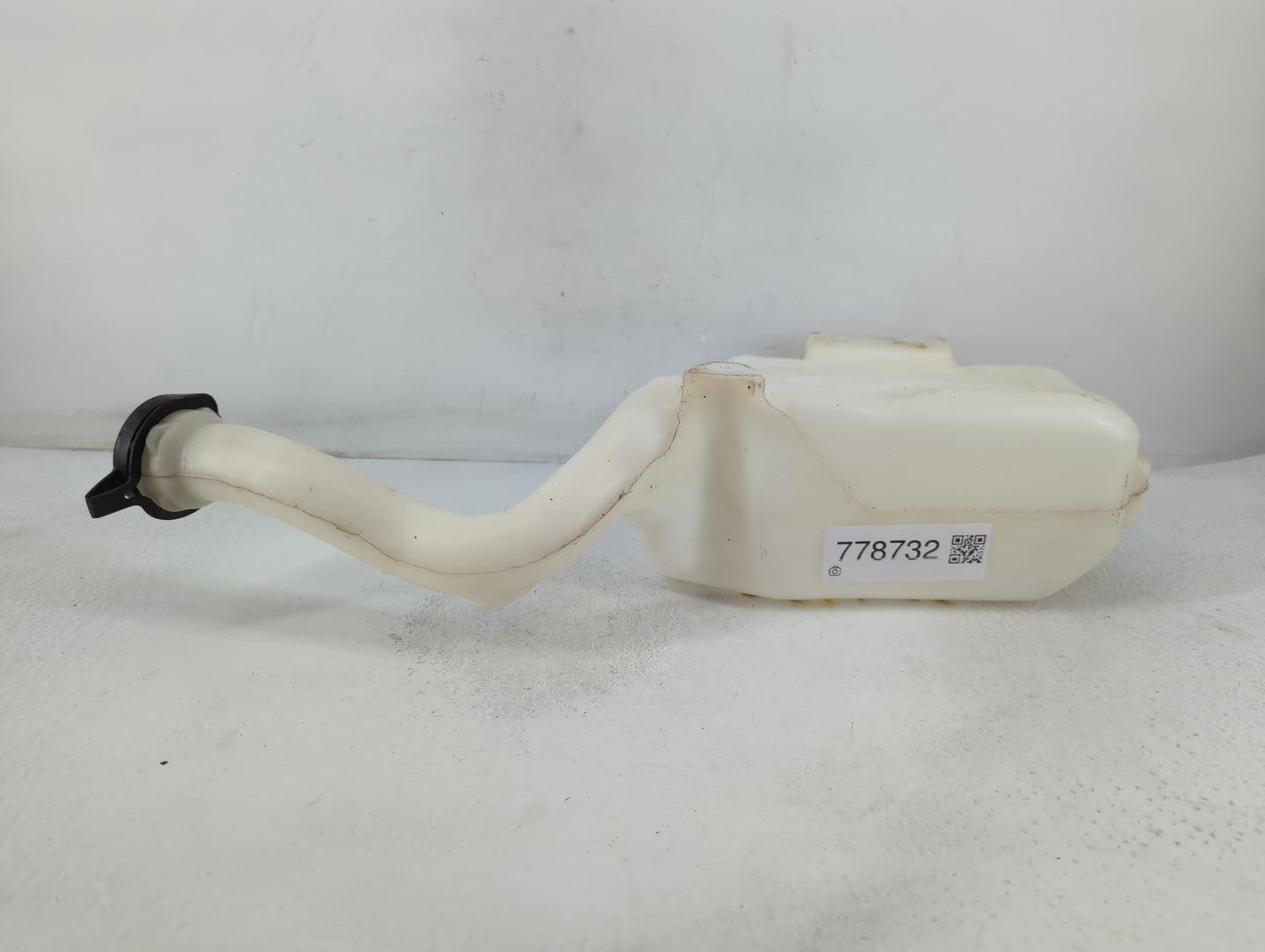 2005-2010 Chevrolet Cobalt Windshield Washer Fluid Reservoir Bottle Oem - Oemusedautoparts1.com
