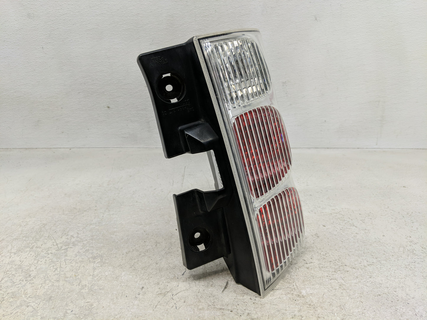 2005-2009 Chevrolet Equinox Tail Light Assembly Driver Left OEM P/N:5480780 Fits Fits 2005 2006 2007 2008 2009 OEM Used Auto