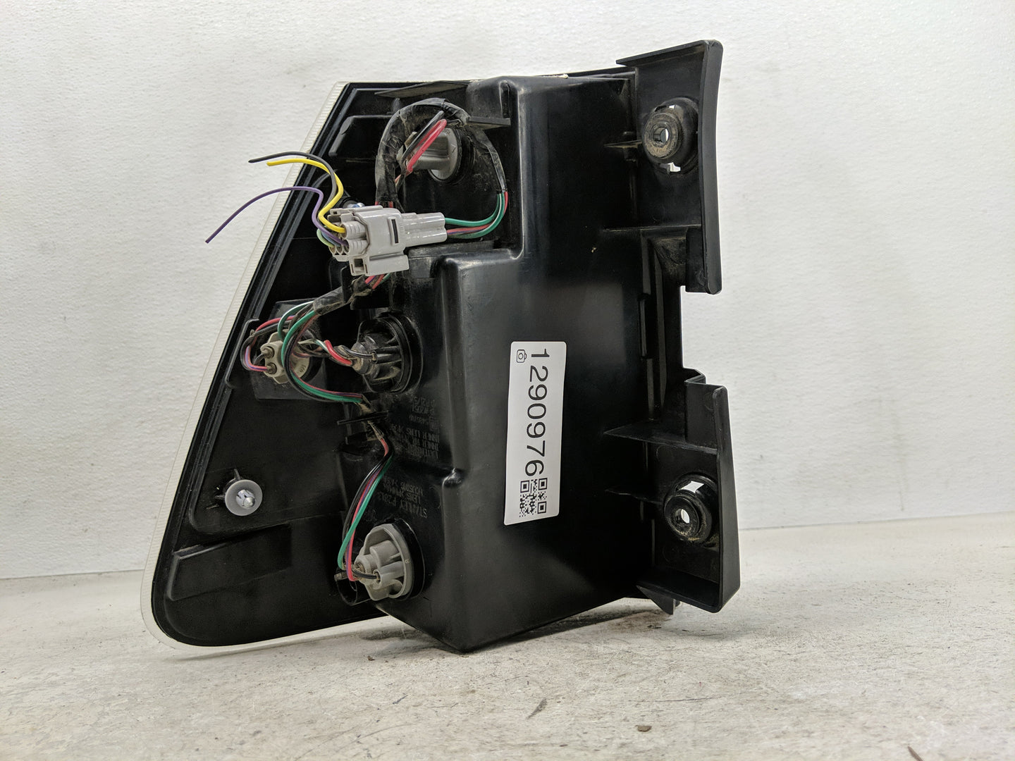 2005-2009 Chevrolet Equinox Tail Light Assembly Driver Left OEM P/N:5480780 Fits Fits 2005 2006 2007 2008 2009 OEM Used Auto
