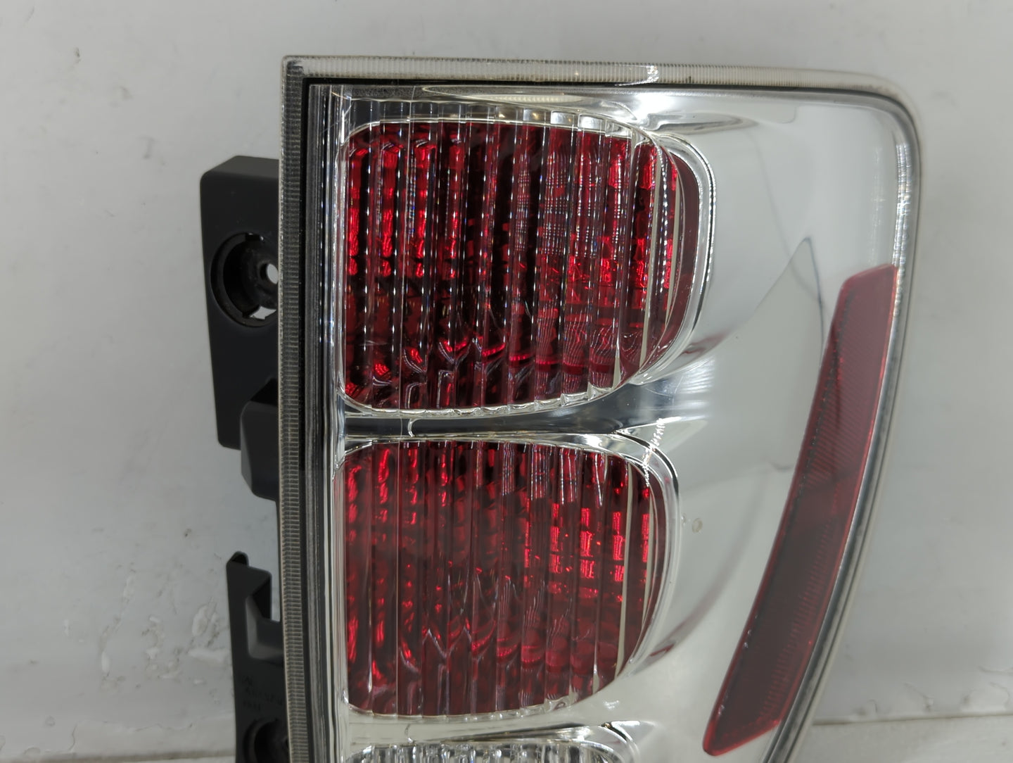 2005-2009 Chevrolet Equinox Tail Light Assembly Passenger Right OEM P/N:eP21/5W a#2057, 5480779 Fits Fits 2005 2006 2007 200
