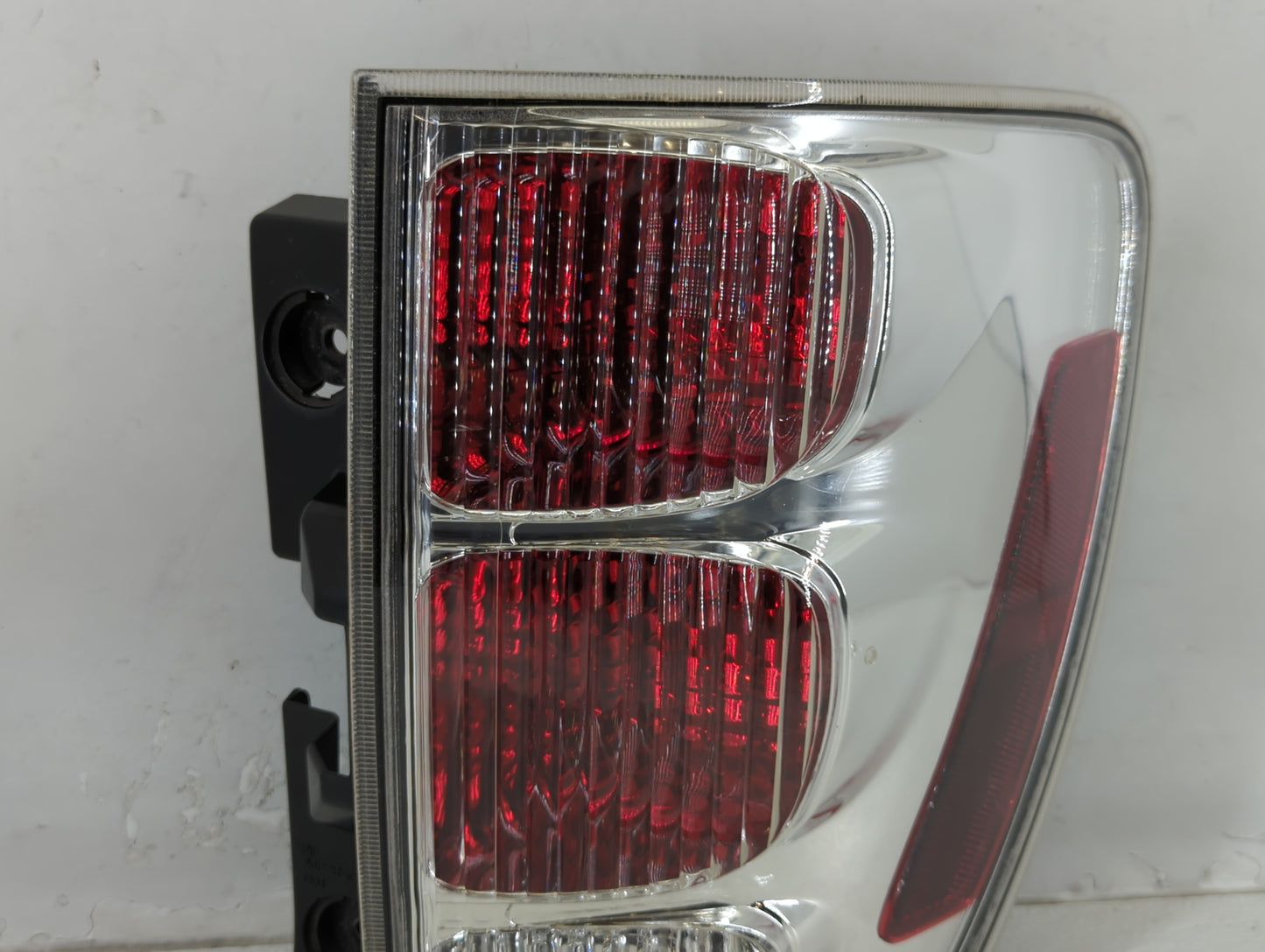 2005-2009 Chevrolet Equinox Tail Light Assembly Passenger Right OEM P/N:eP21/5W a#2057, 5480779 Fits Fits 2005 2006 2007 200