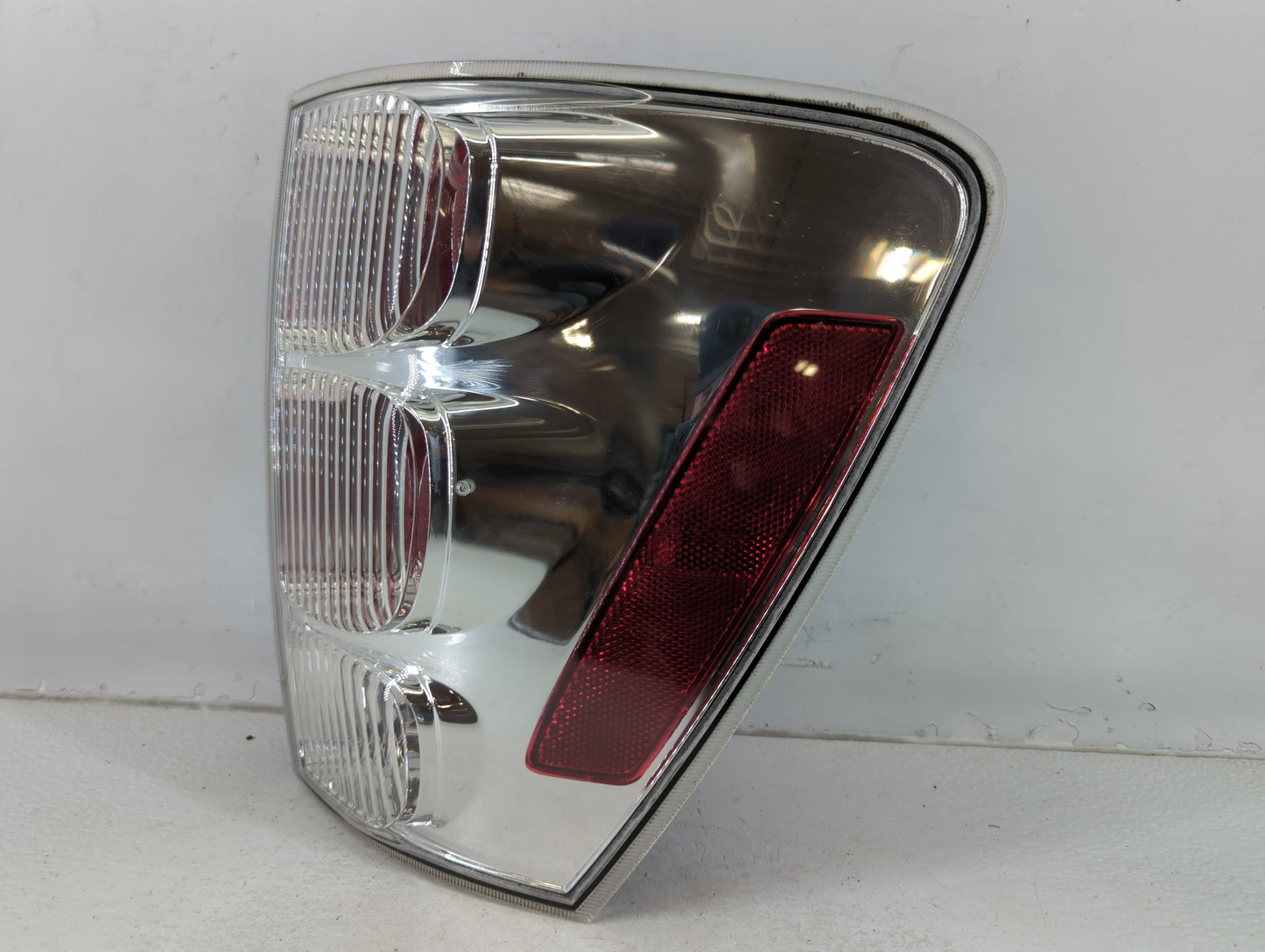 2005-2009 Chevrolet Equinox Tail Light Assembly Passenger Right OEM P/N:eP21/5W a#2057, 5480779 Fits Fits 2005 2006 2007 200