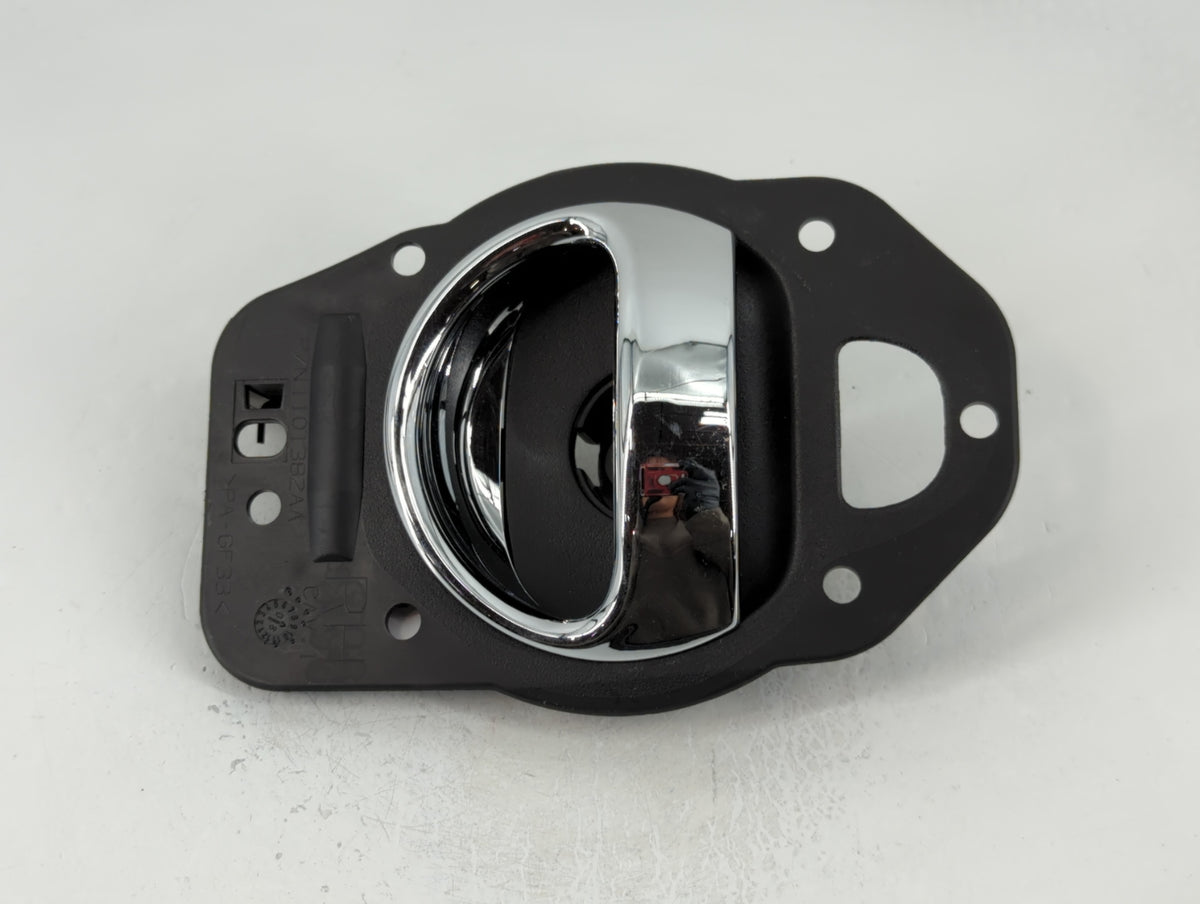 2009 Chevrolet Hhr Drivers Side Inside Front Door Handle Oem - Oemusedautoparts1.com