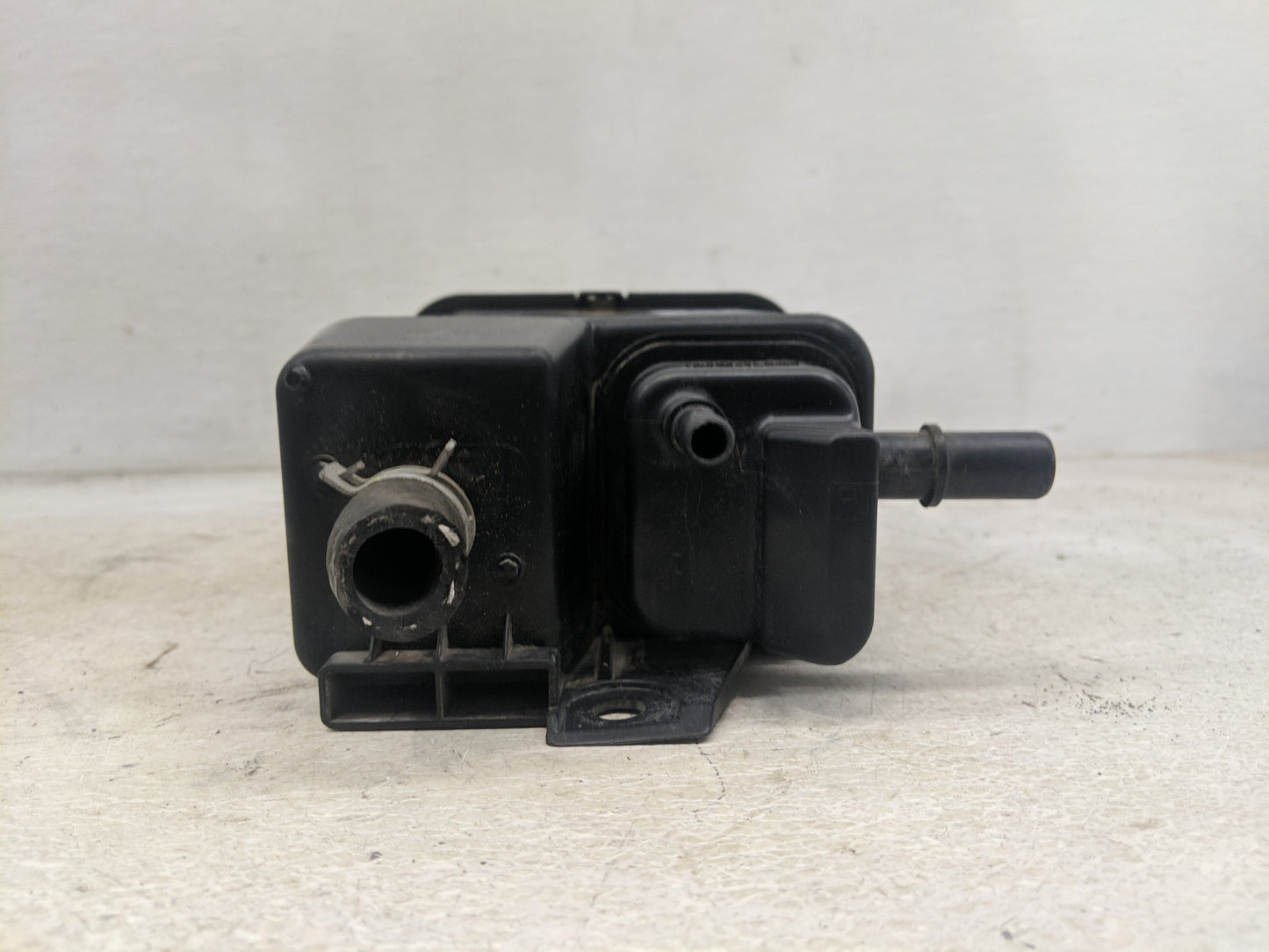 2009 Chevrolet Impala Fuel Vapor Charcoal Canister 1462032 - Oemusedautoparts1.com