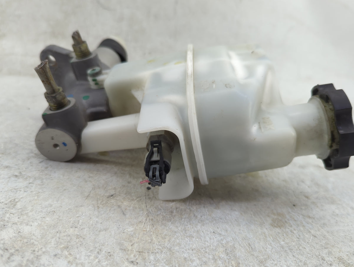 2008-2012 Chevrolet Malibu Brake Master Cylinder 1179676 - Oemusedautoparts1.com