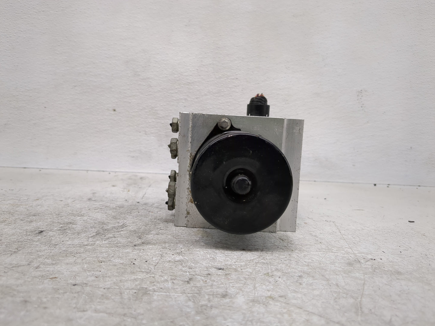 2008-2009 Chevrolet Malibu ABS Pump Control Module Replacement P/N:25949990 Fits Fits 2008 2009 OEM Used Auto Parts - Oemuse