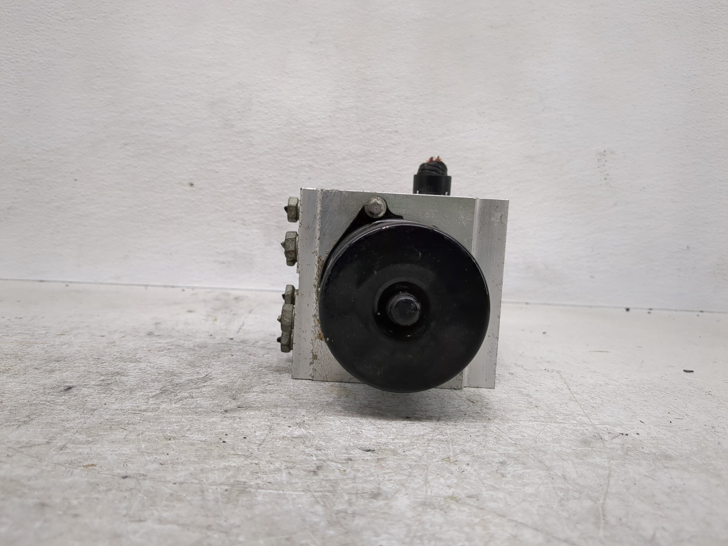 2008-2009 Chevrolet Malibu ABS Pump Control Module Replacement P/N:25949990 Fits Fits 2008 2009 OEM Used Auto Parts - Oemuse