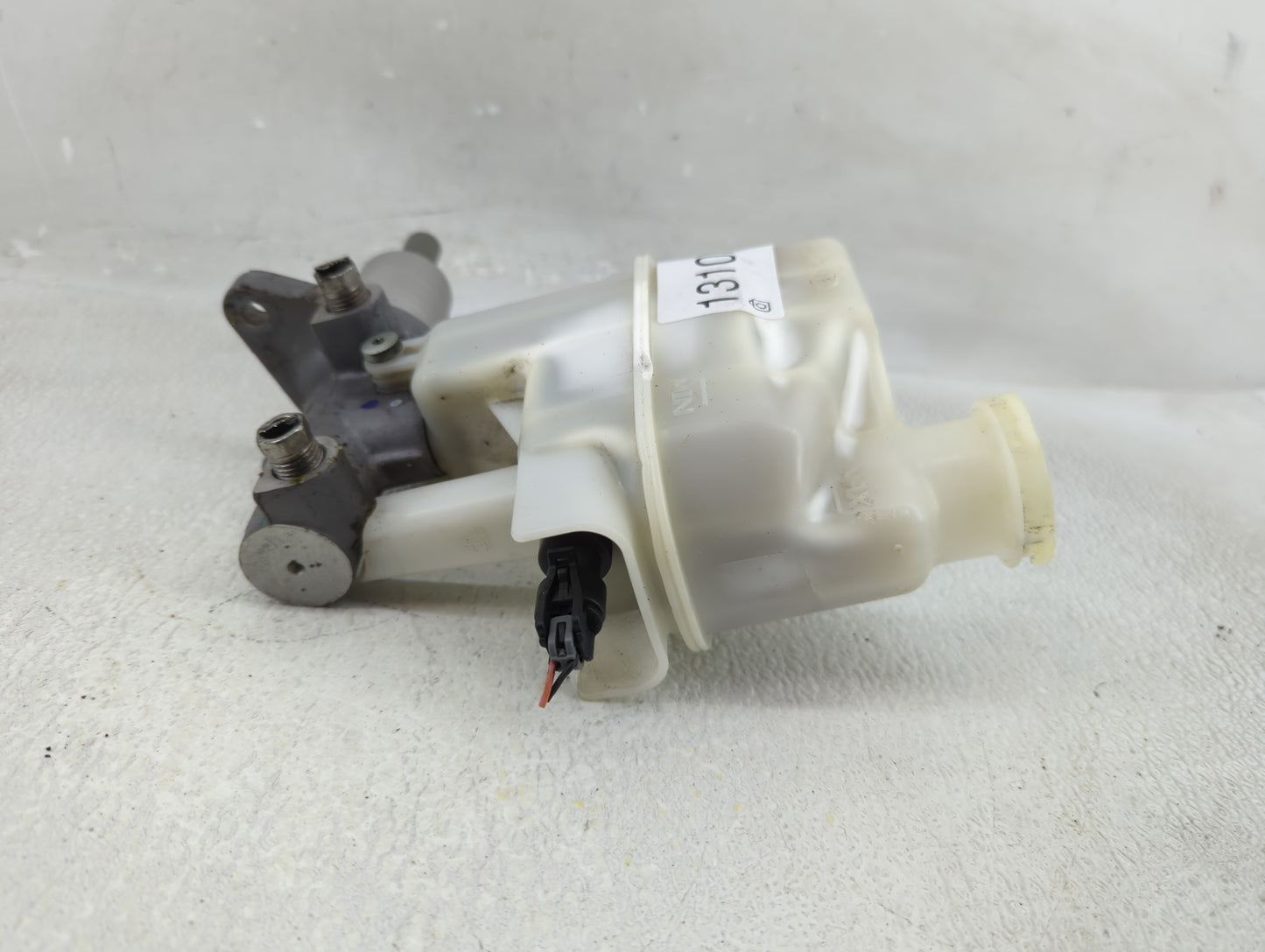 2008-2012 Chevrolet Malibu Brake Master Cylinder 1310398 - Oemusedautoparts1.com